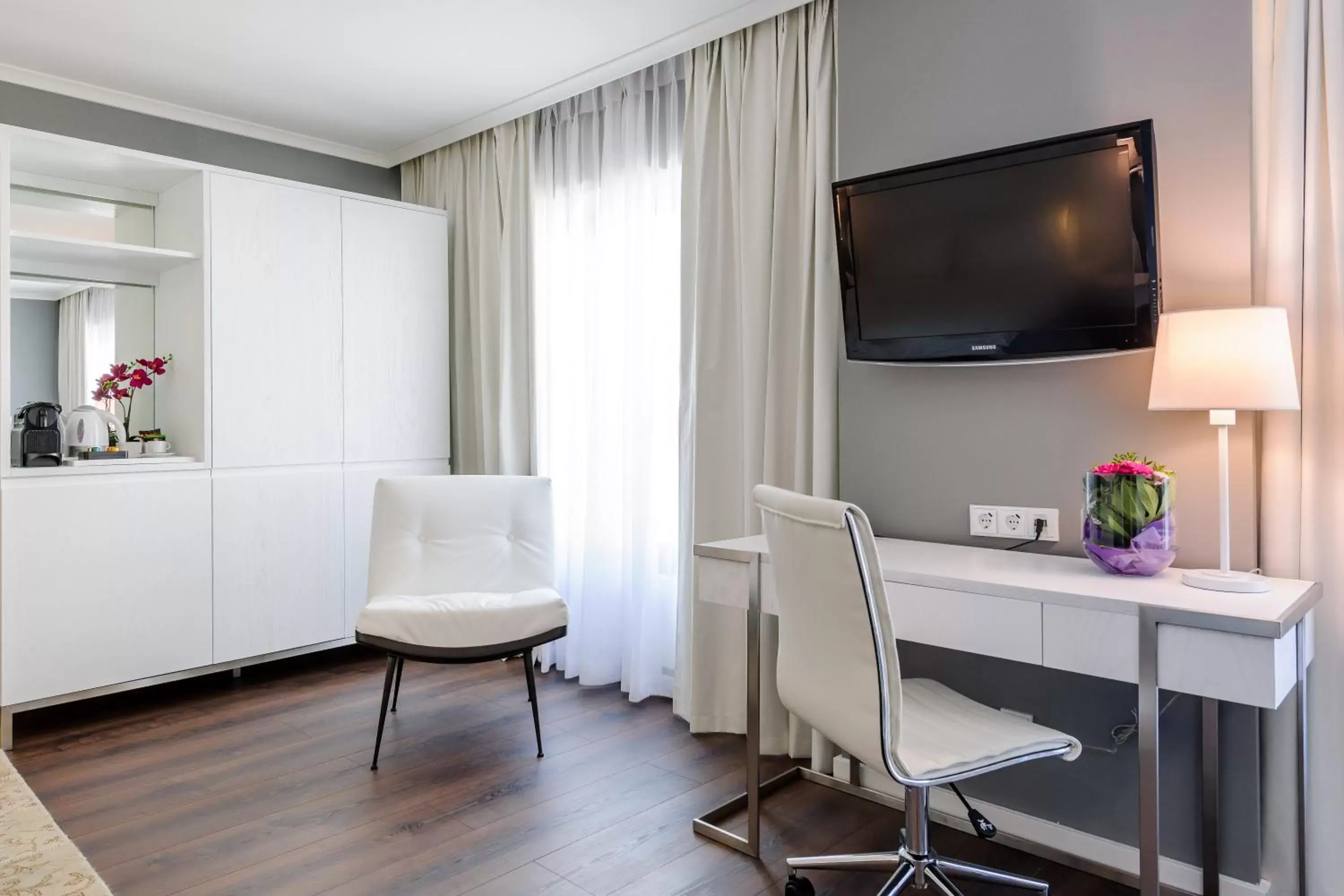 TV and multimedia, Seating Area in Mercure Hotel Raphael Wien