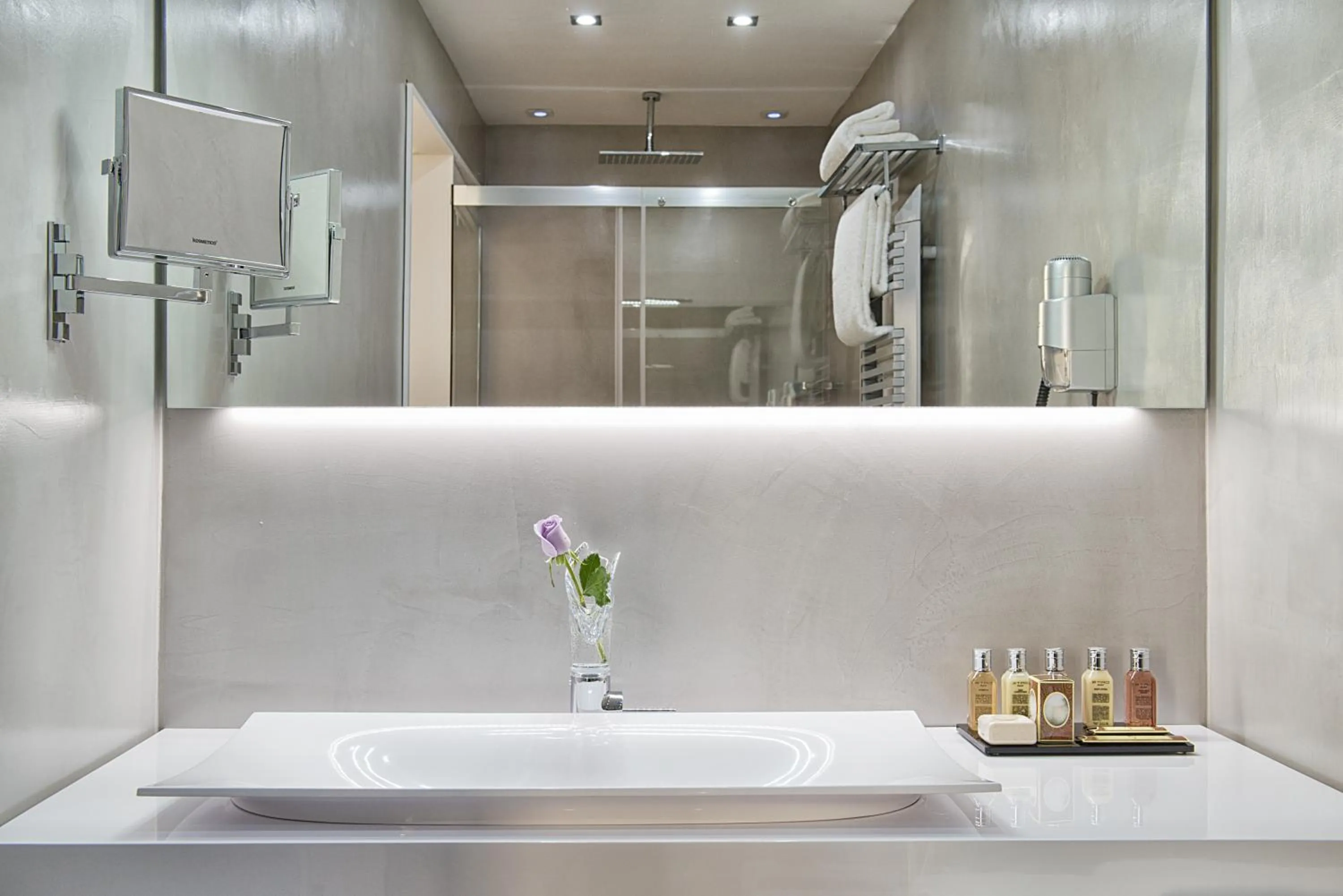 Shower in Domus Libera