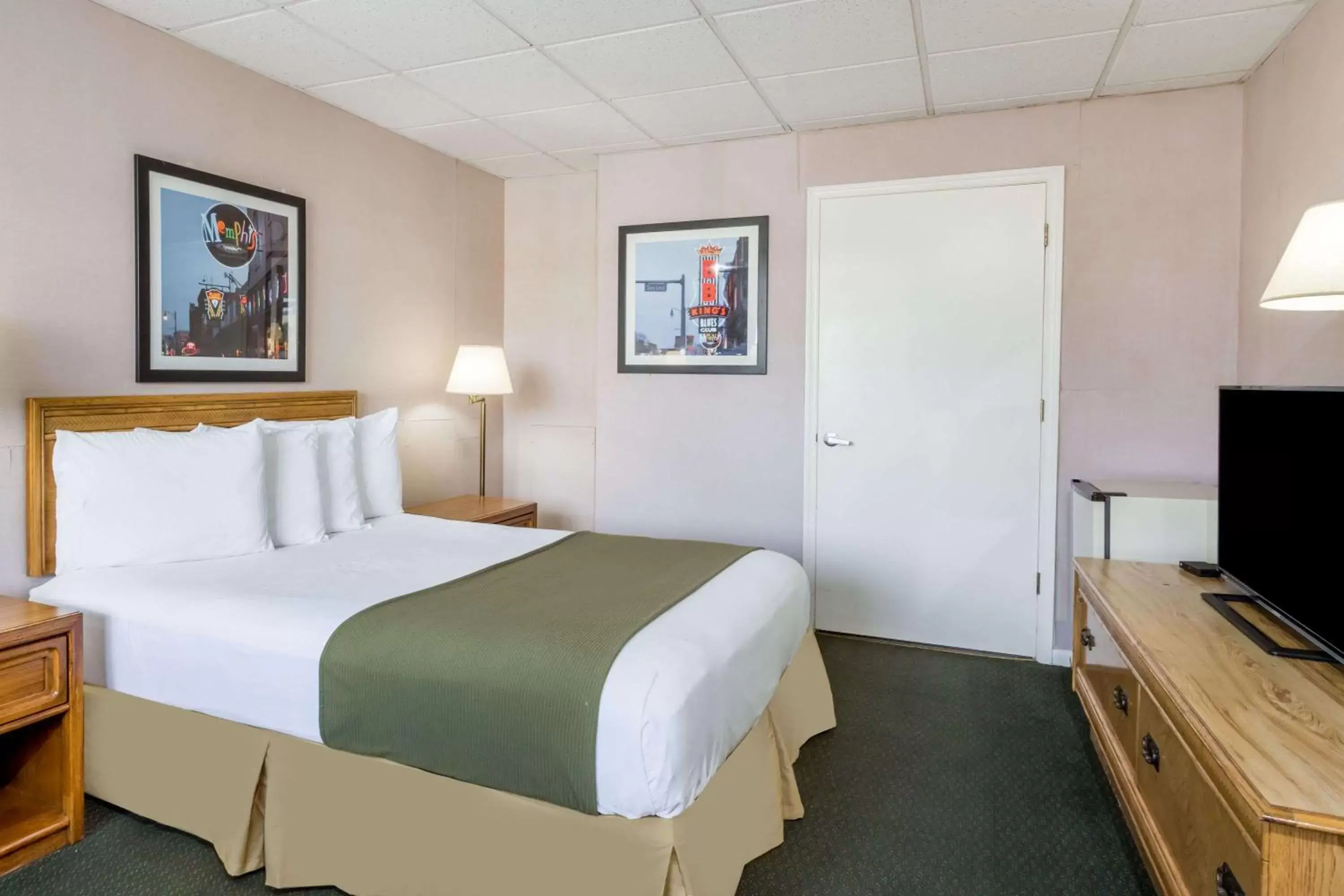 Photo of the whole room, Bed in Days Inn by Wyndham Bedford