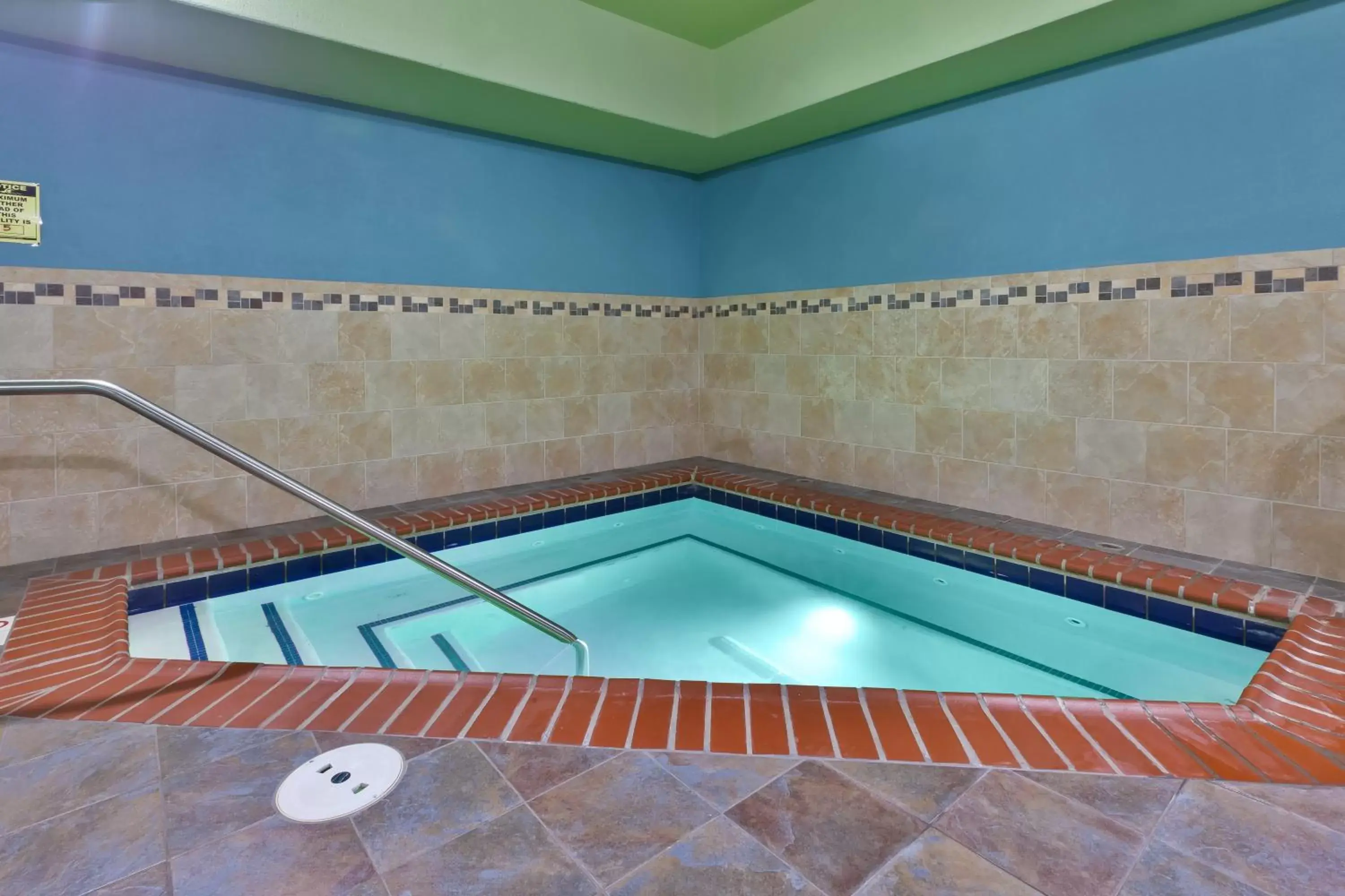 Hot Tub, Swimming Pool in Holiday Inn Express & Suites - Effingham, an IHG Hotel