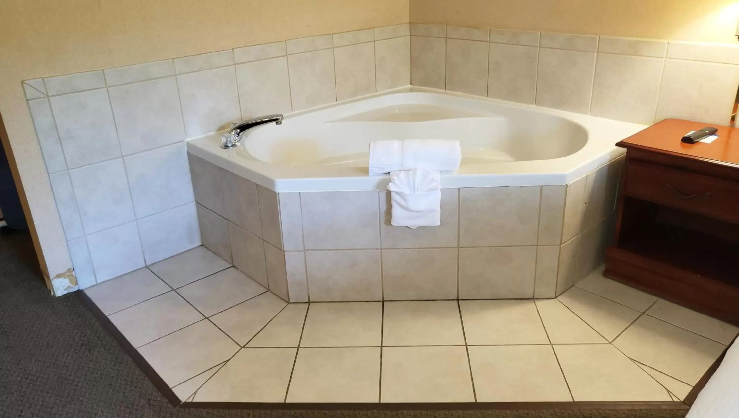 Spa and wellness centre/facilities, Bathroom in Magnuson Hotel West Liberty