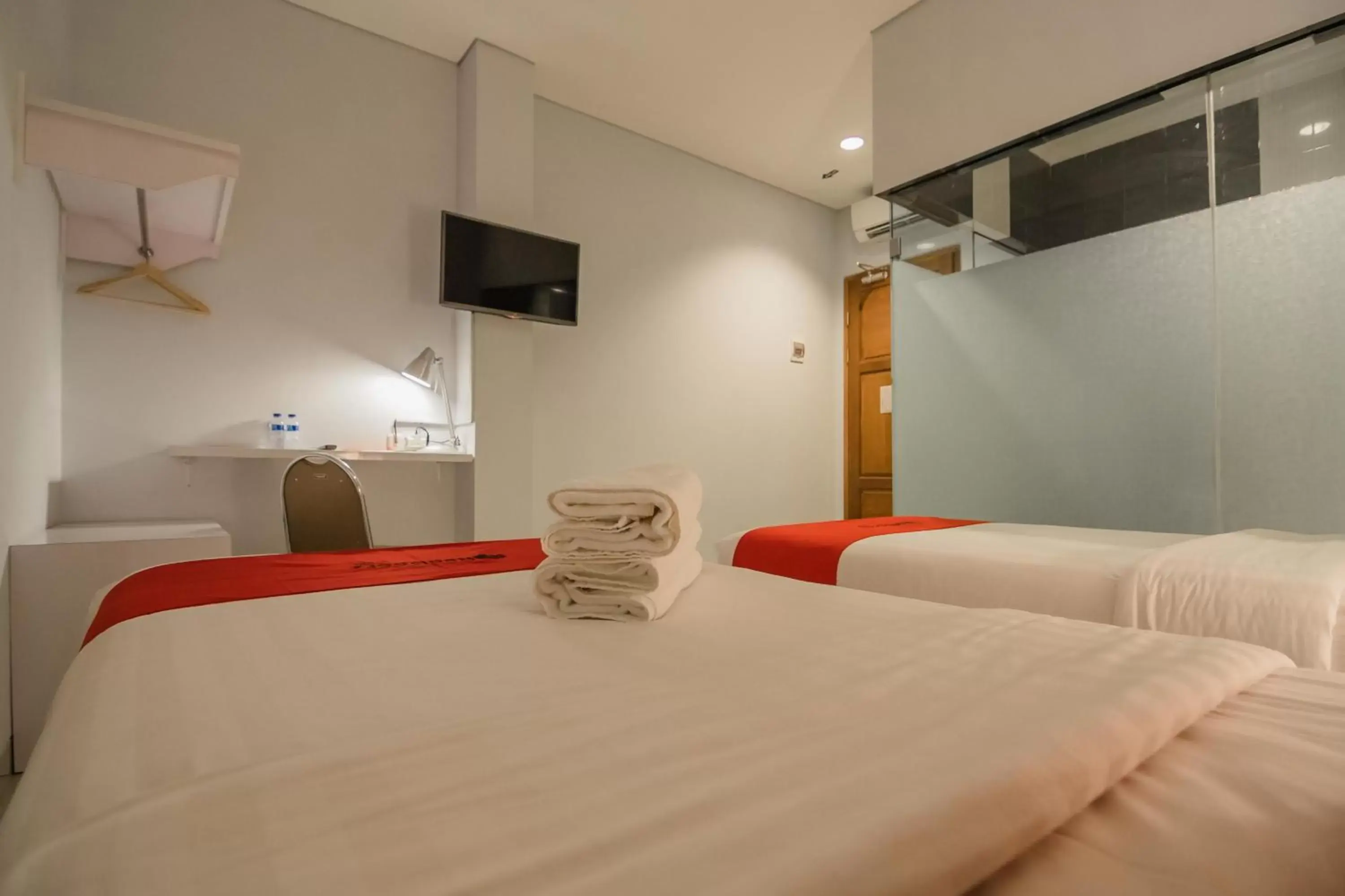 Bedroom, Bed in RedDoorz Plus near Soekarno Hatta Airport 2