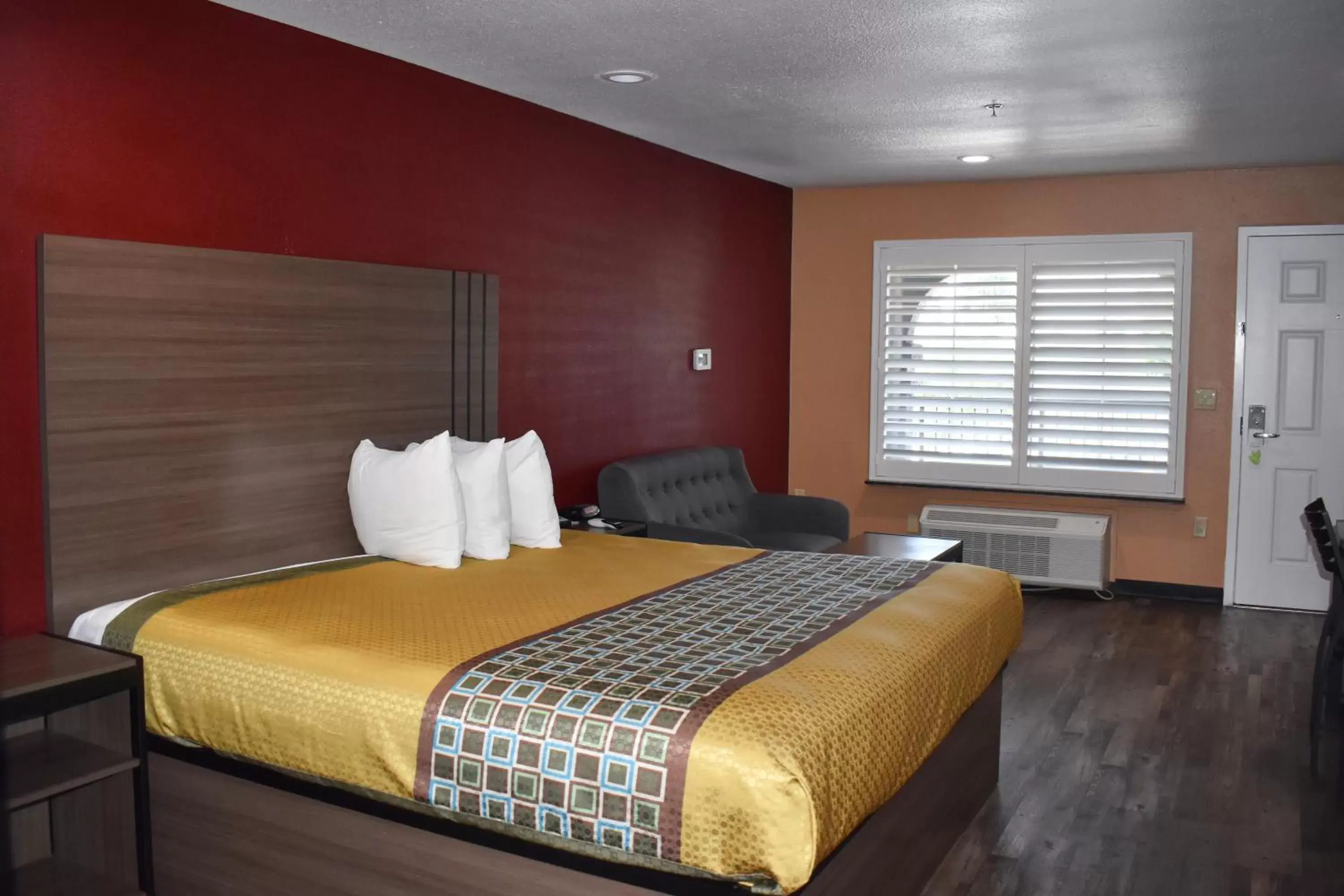 Photo of the whole room, Bed in Americas Best Value Inn Manteca