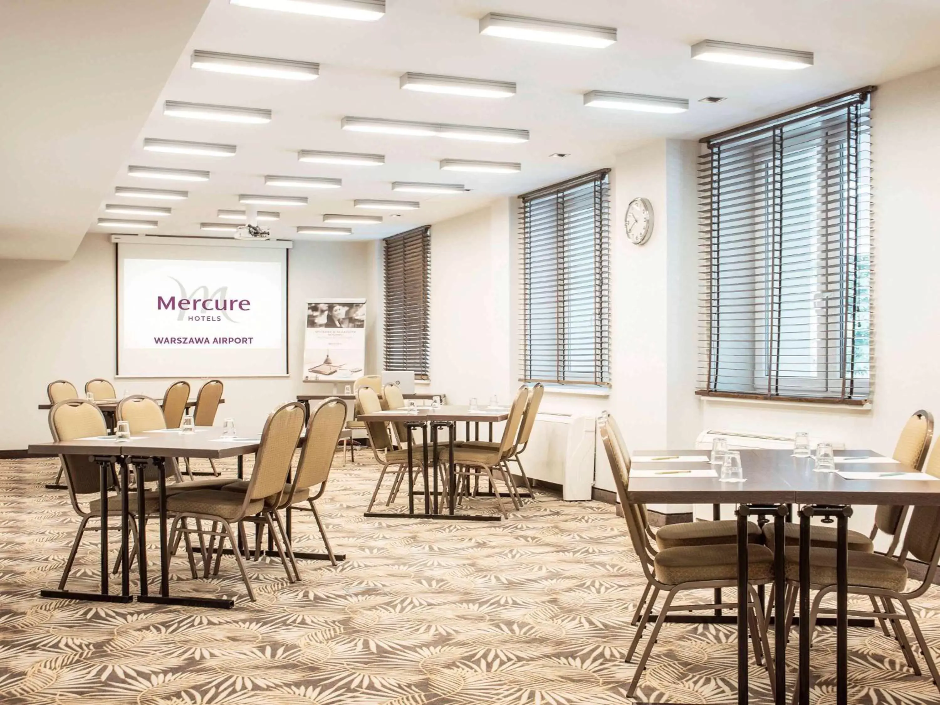 On site, Restaurant/Places to Eat in Mercure Warszawa Airport
