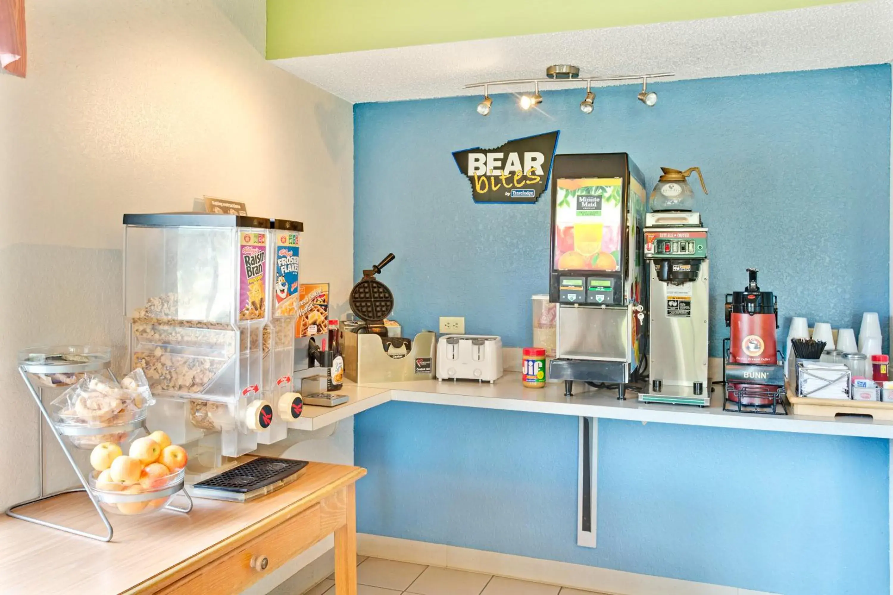 Coffee/tea facilities, Kitchen/Kitchenette in Travelodge Suites by Wyndham MacClenny