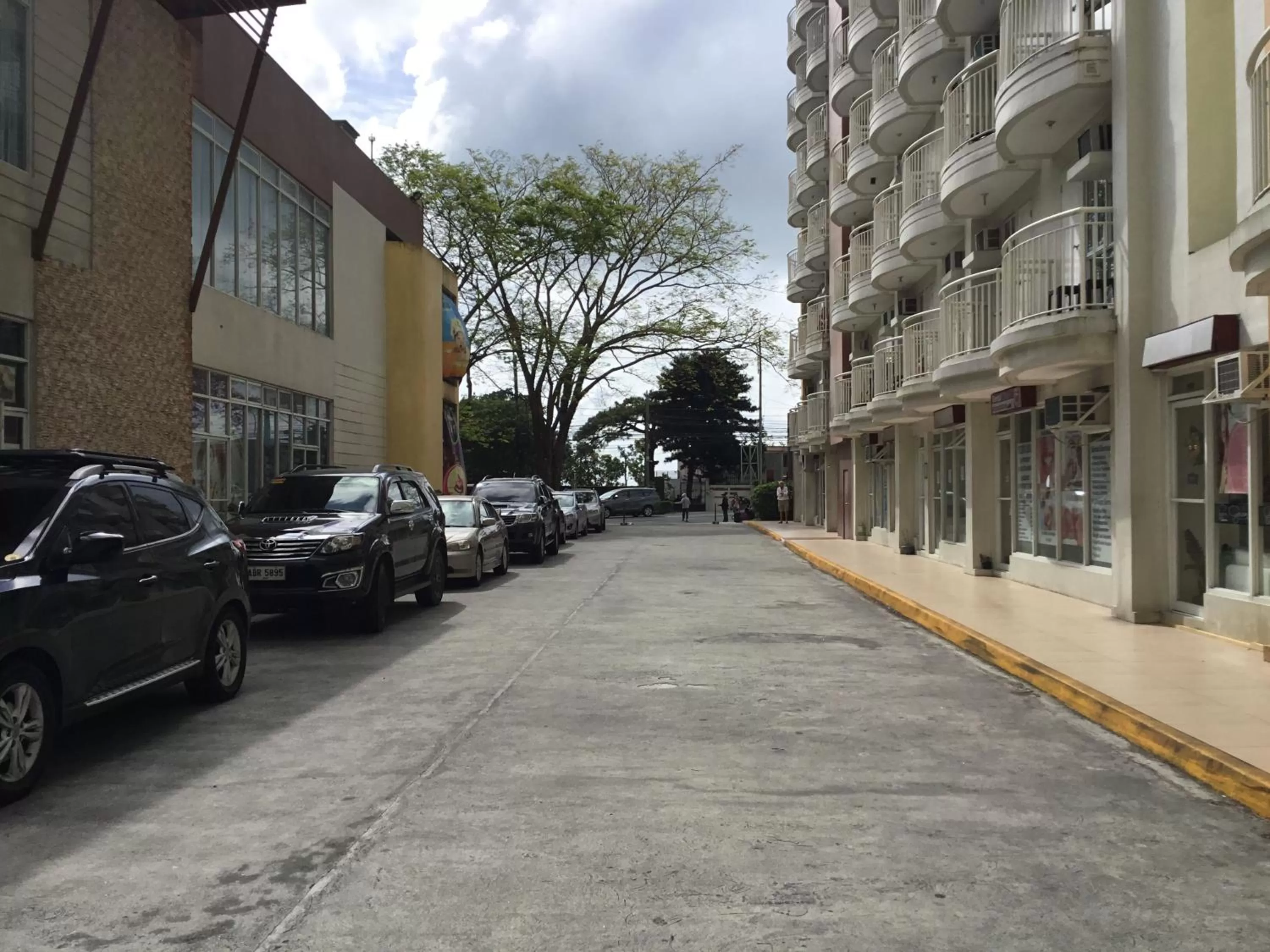 Restaurant/places to eat in Condo with Free Swimming Pool & Viewing Deck