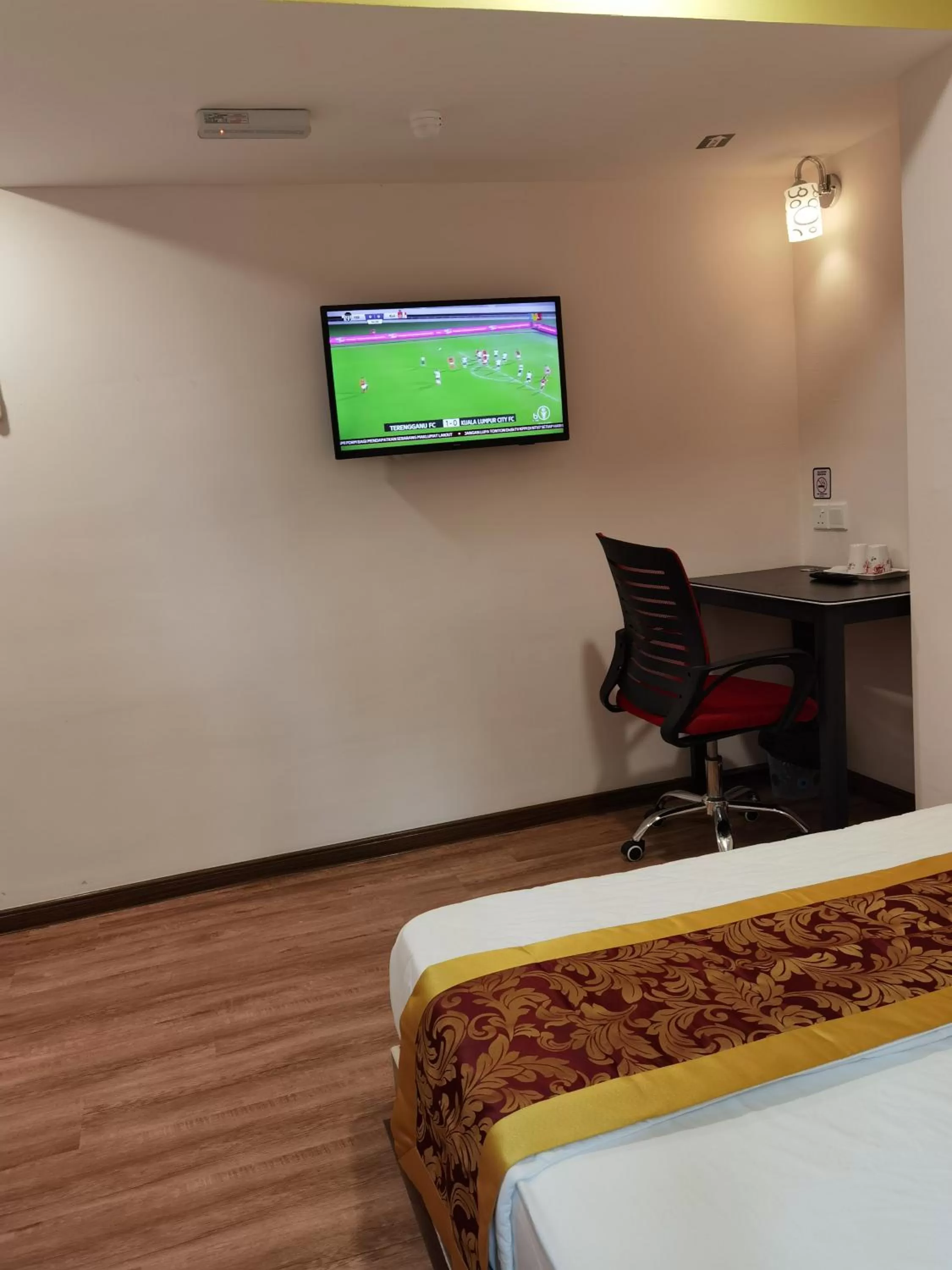 TV and multimedia, Bed in MORNINGS HOTEL