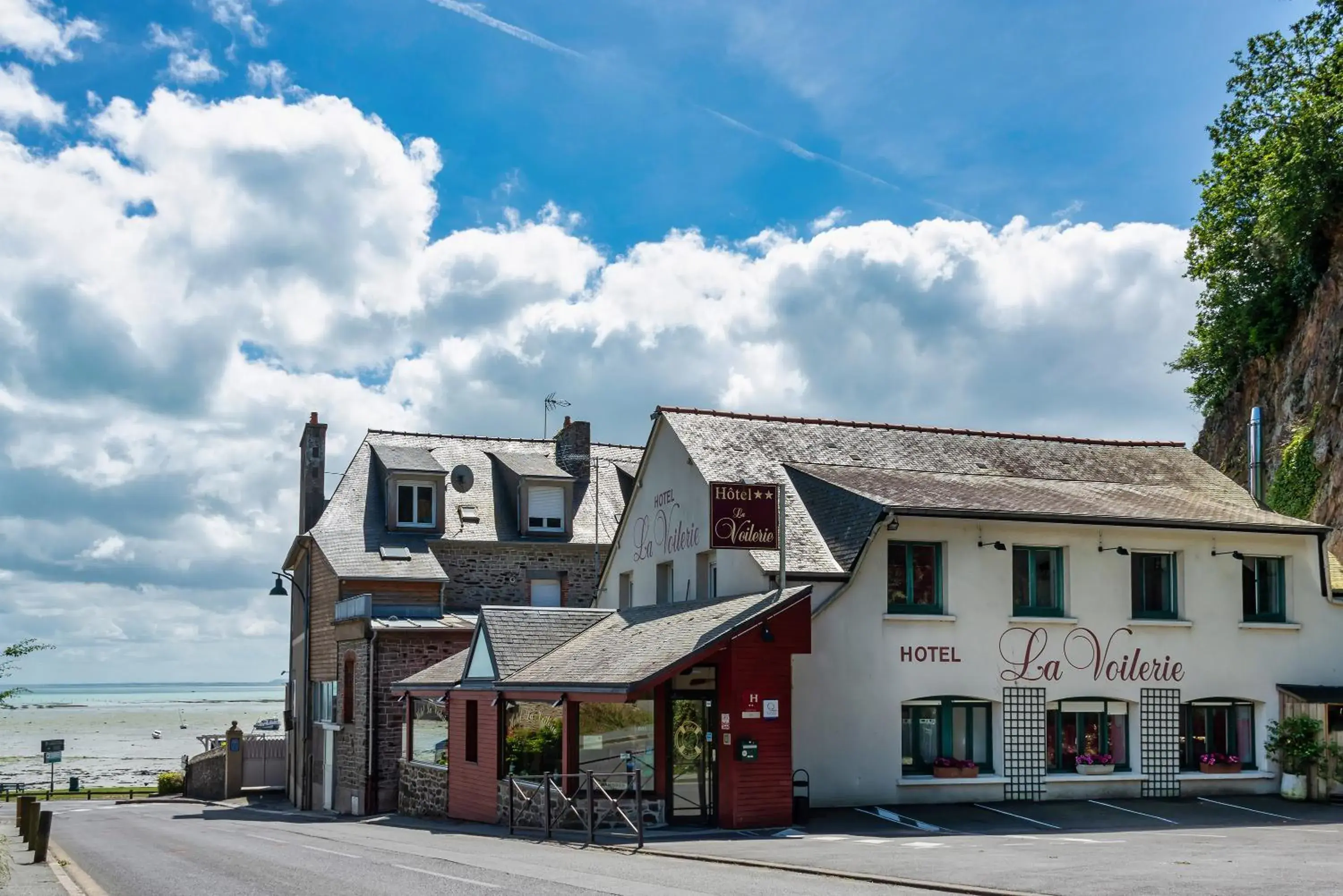 Street view, Property Building in Hotel La Voilerie Cancale bord de mer