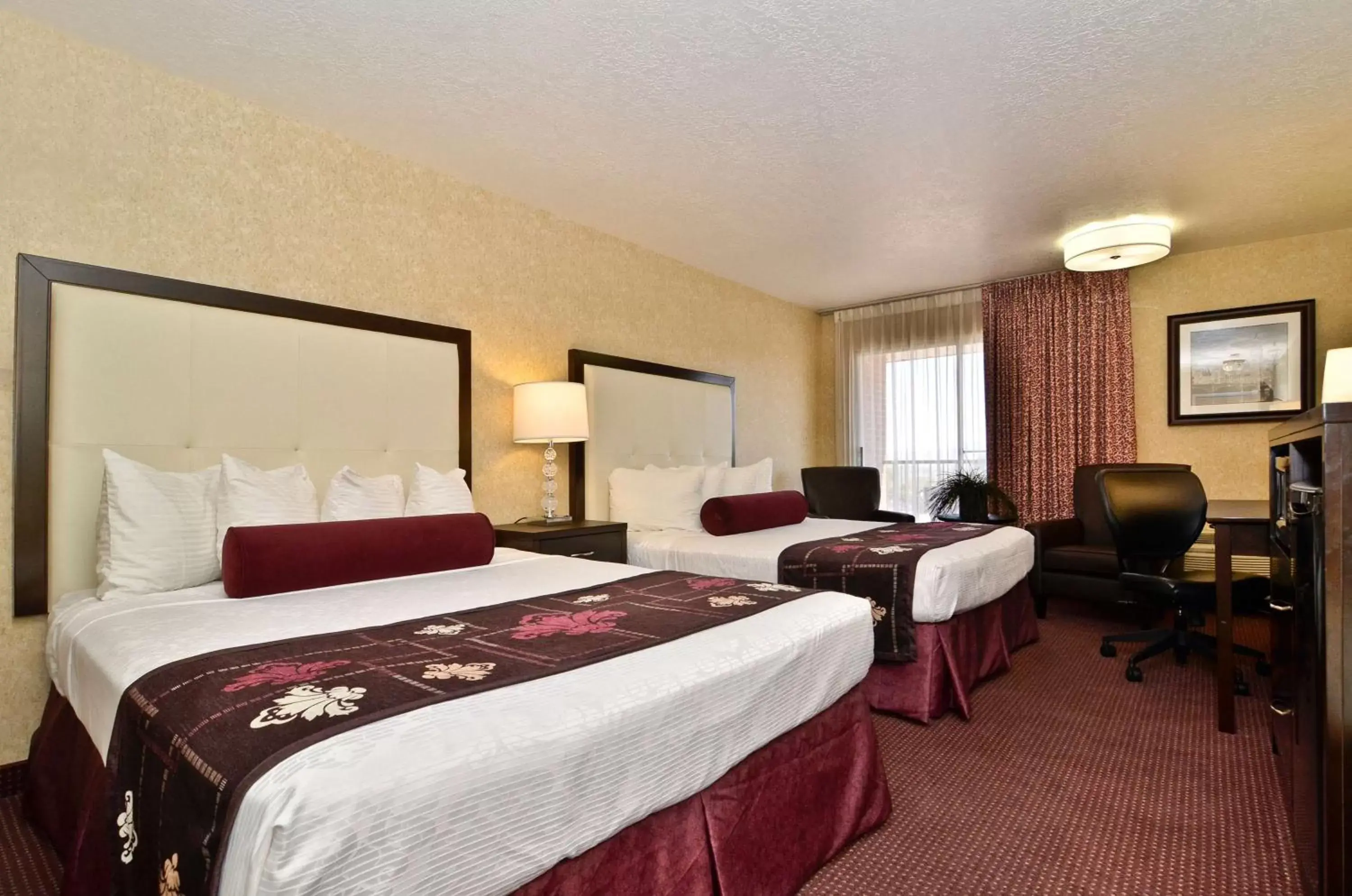 Photo of the whole room, Bed in Best Western Coral Hills