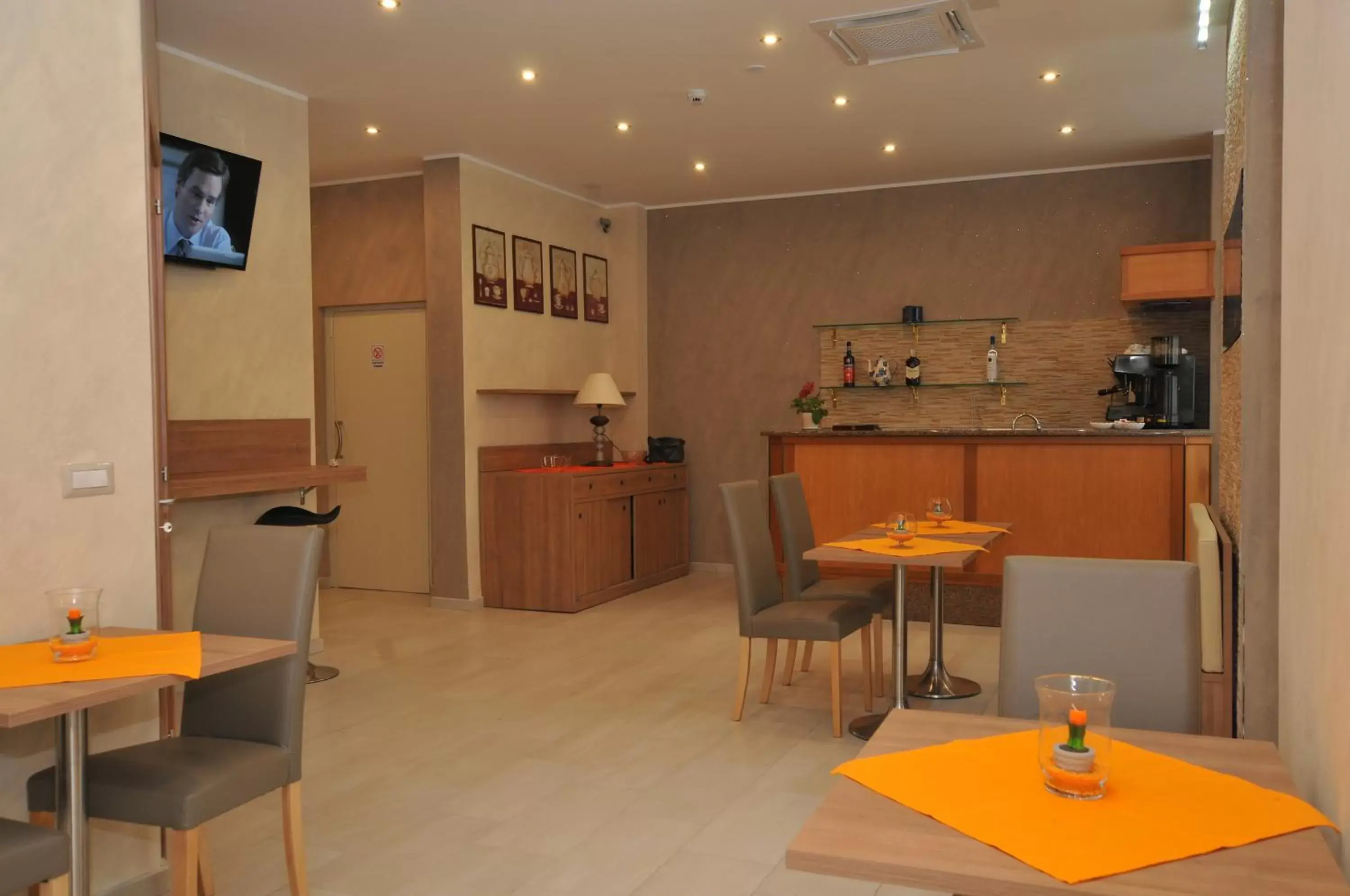 Lounge or bar, Kitchen/Kitchenette in Hotel Montecarlo