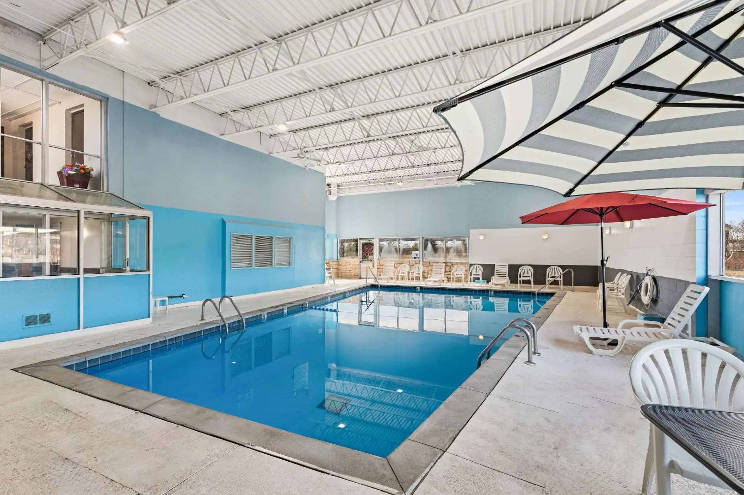 Swimming Pool in Quality Inn & Suites near I-480 and I-29