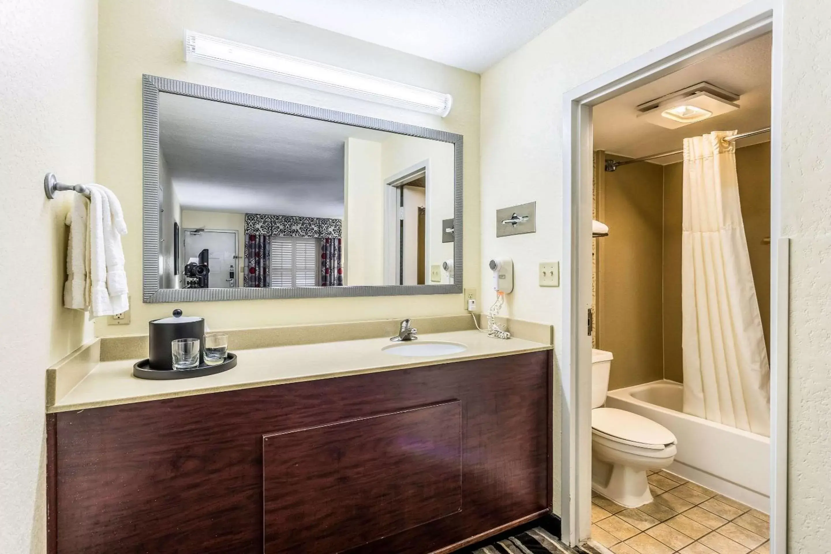 Photo of the whole room, Bathroom in Clarion Pointe Huntsville Research Park