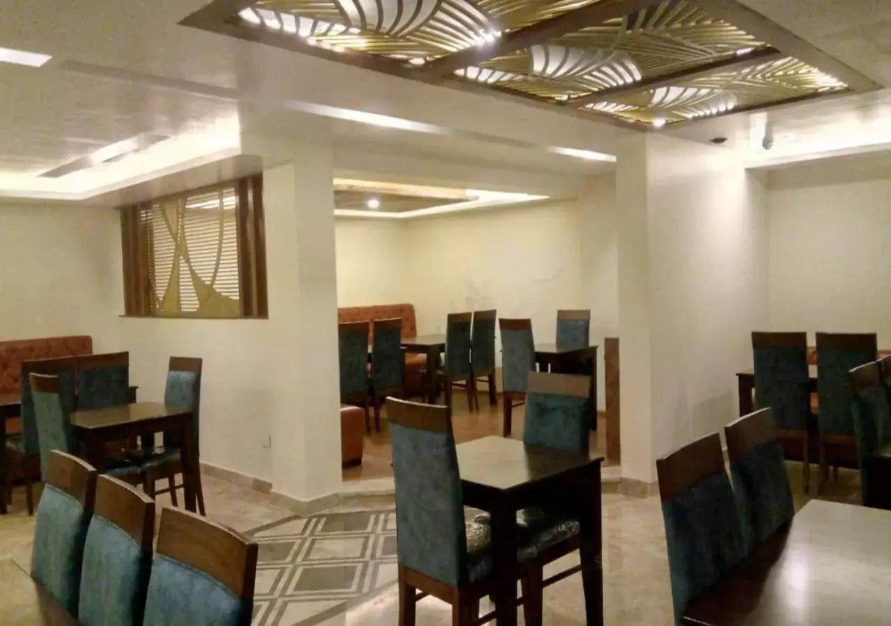 Restaurant/Places to Eat in Clarks Inn Suites Katra