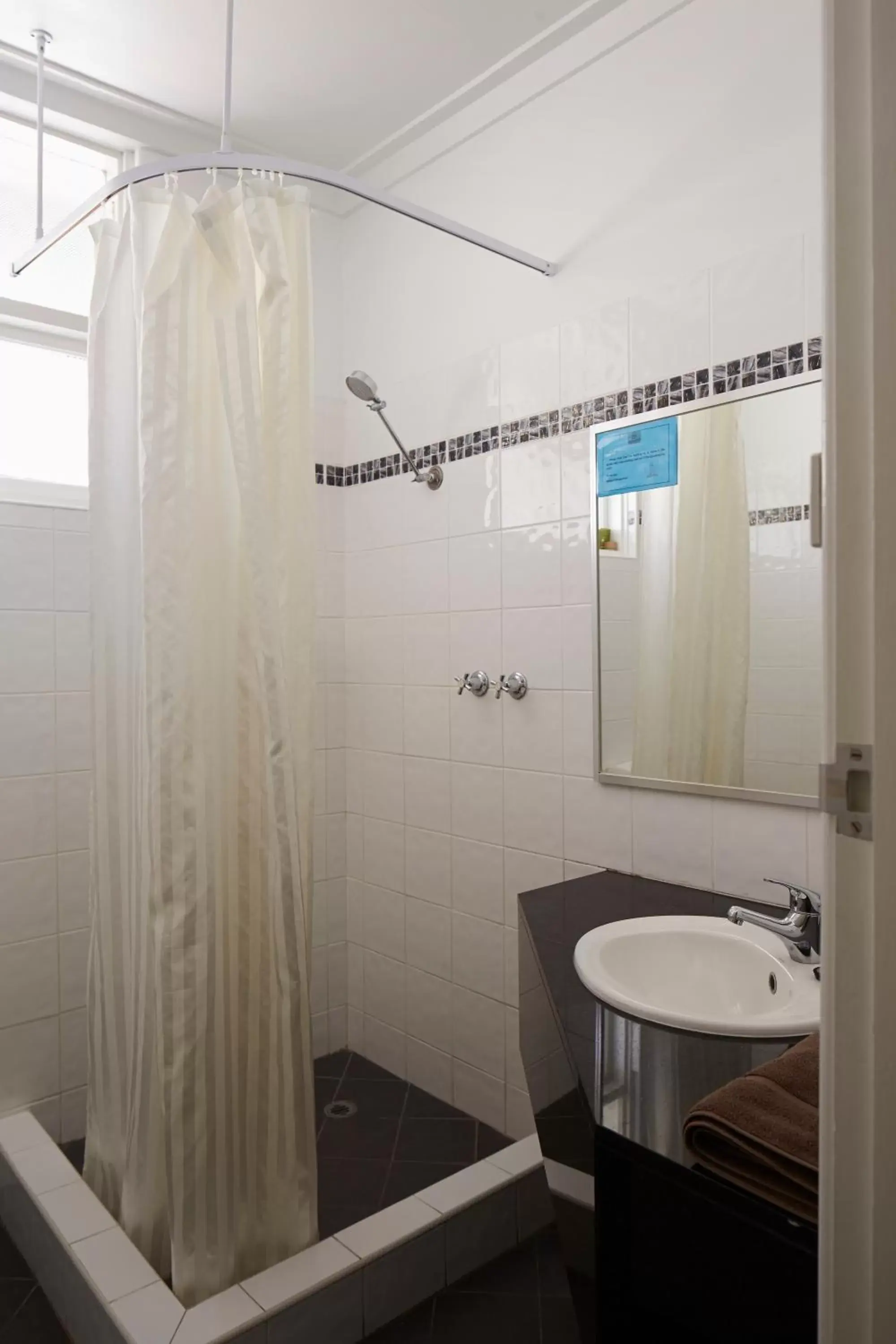 Shower, Bathroom in Baileys Parkside Motel by VetroBlu