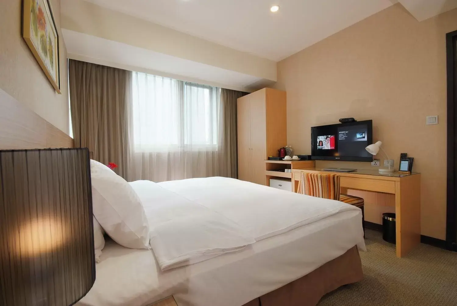 Bed in The Metro Hotel Taichung