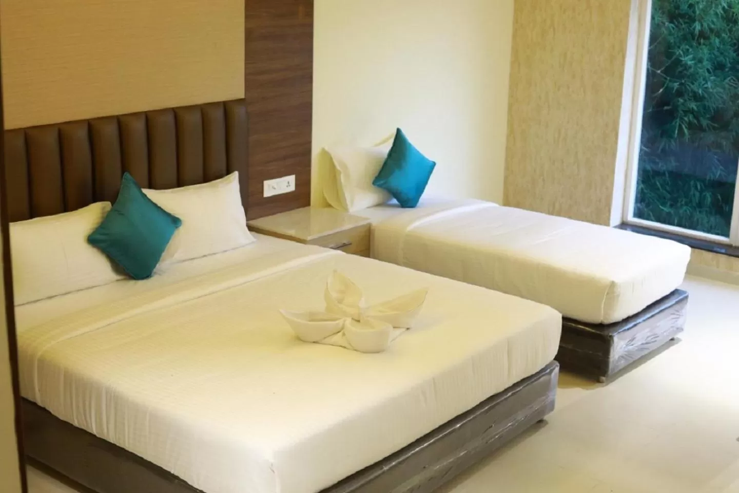 Photo of the whole room, Bed in Laya Regency