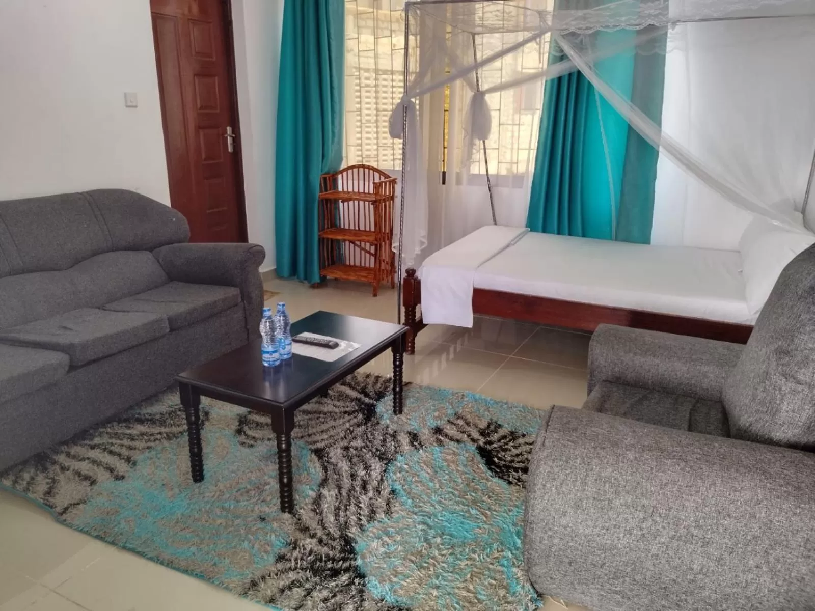 Seating area, Bed in 6 Park Retreat