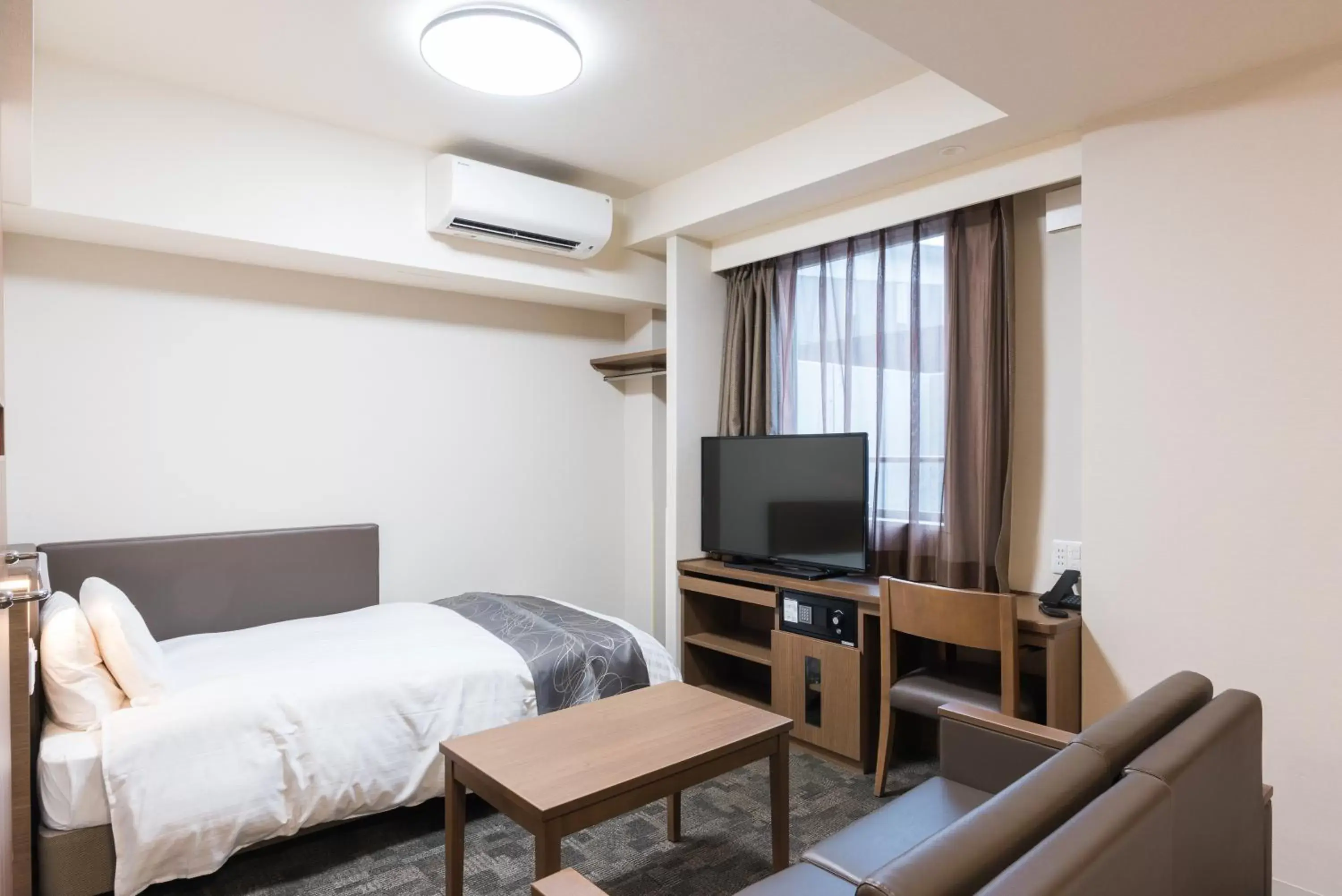Bedroom, TV/Entertainment Center in Dormy Inn EXPRESS Sendai Seaside
