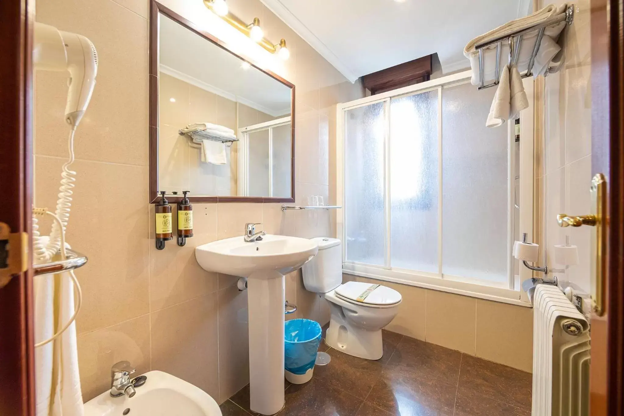 Bathroom in Hotel Puerto de Candás