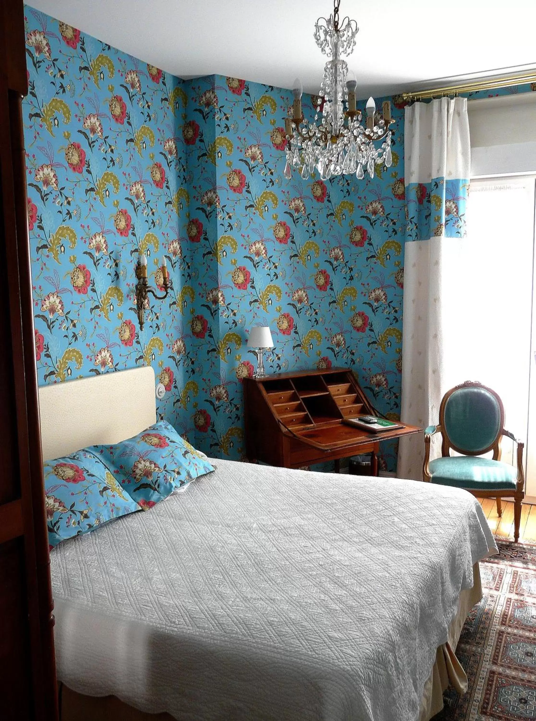 Bed in Hôtel de l'Abeille