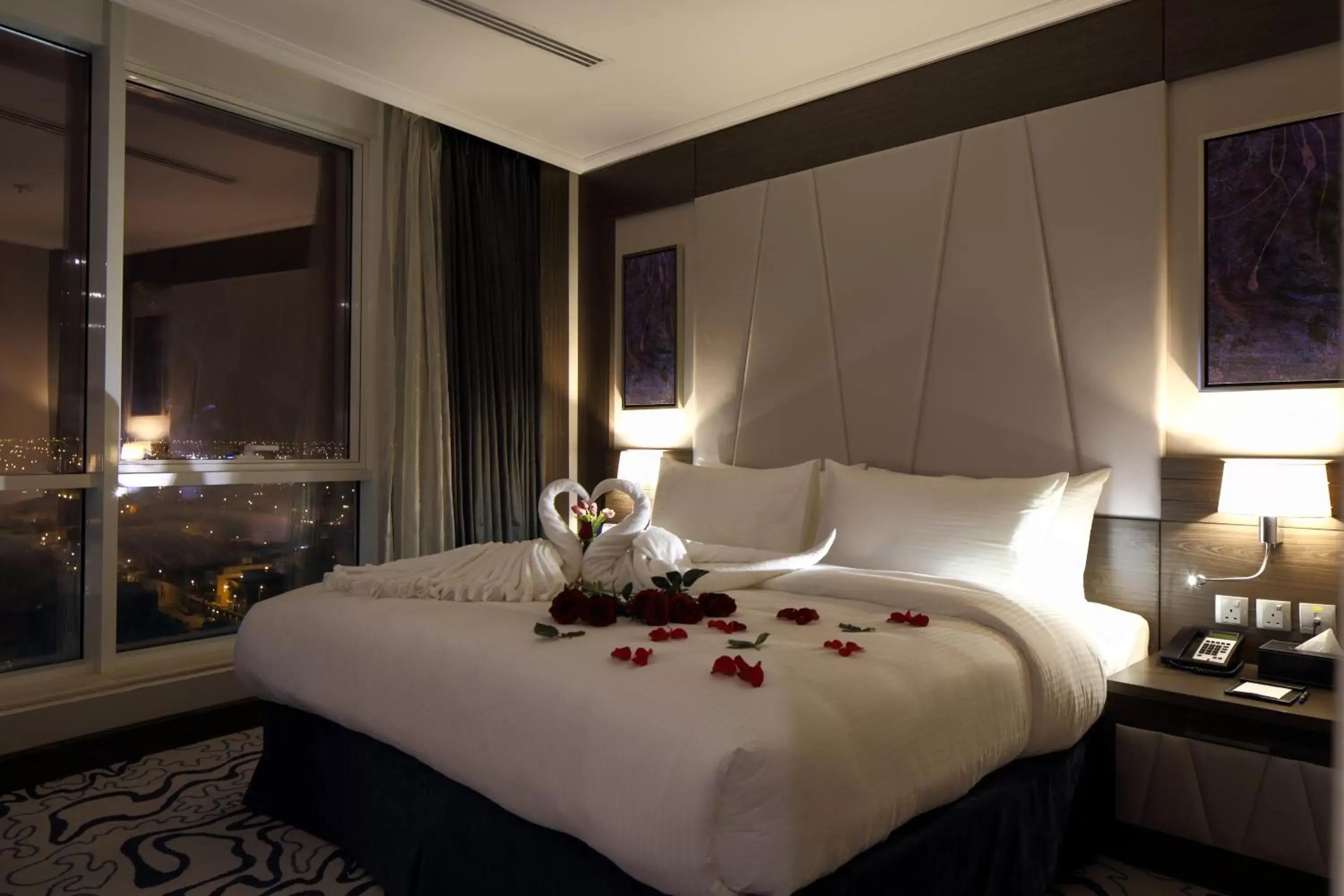 City view, Bed in Swiss International Royal Hotel Riyadh