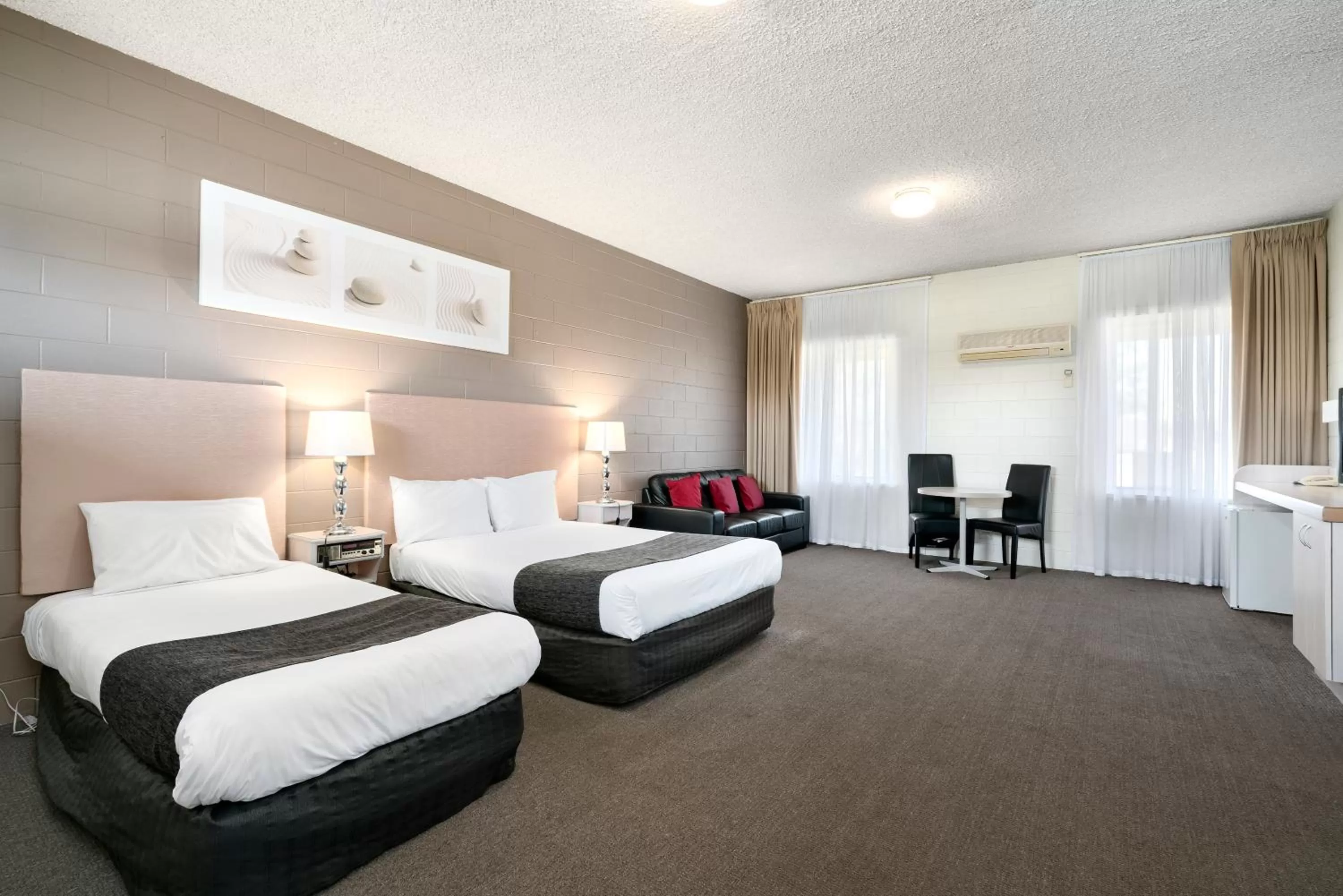 Photo of the whole room, Bed in Comfort Inn & Suites King Avenue