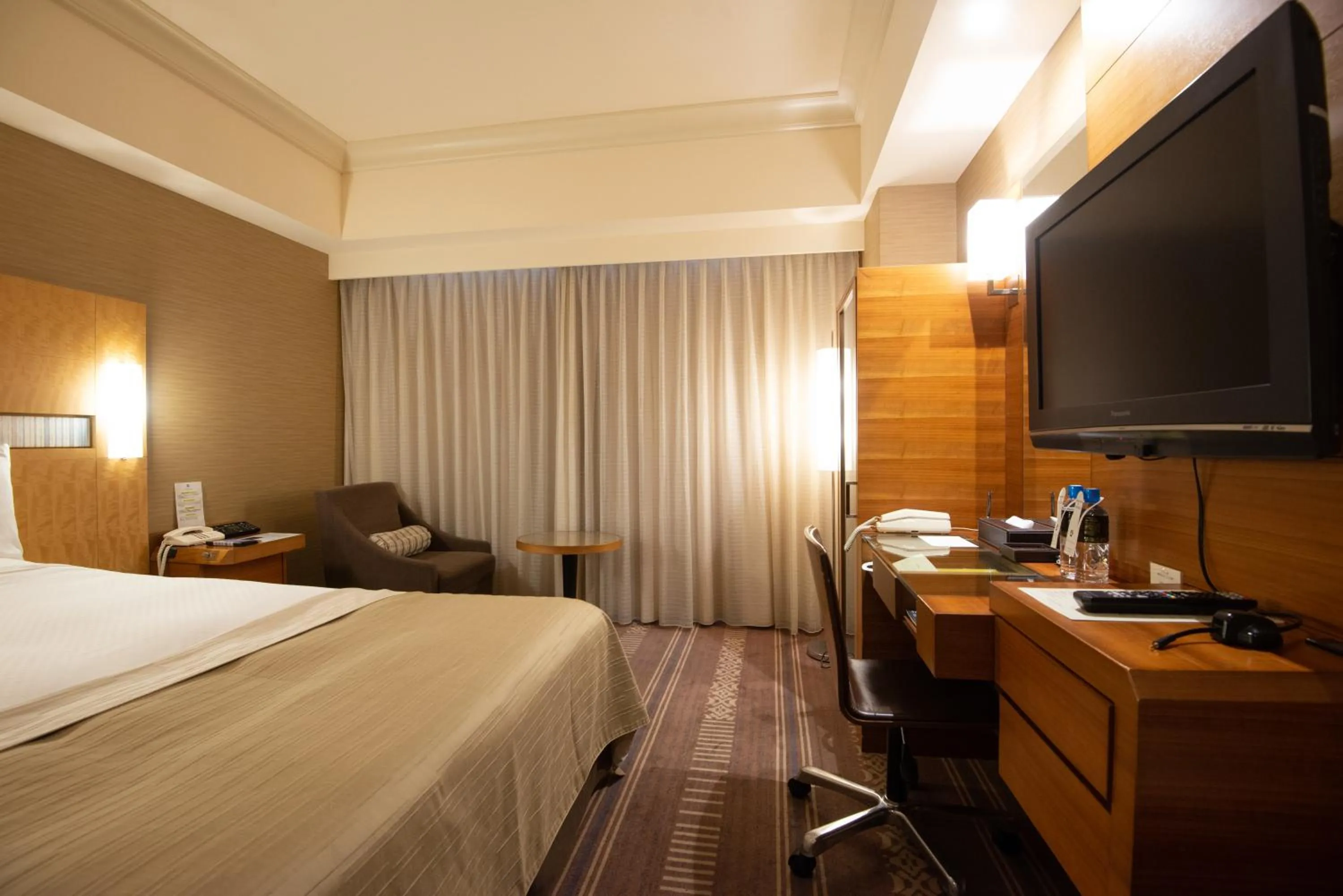 Photo of the whole room, Bed in Hotel Okura Fukuoka