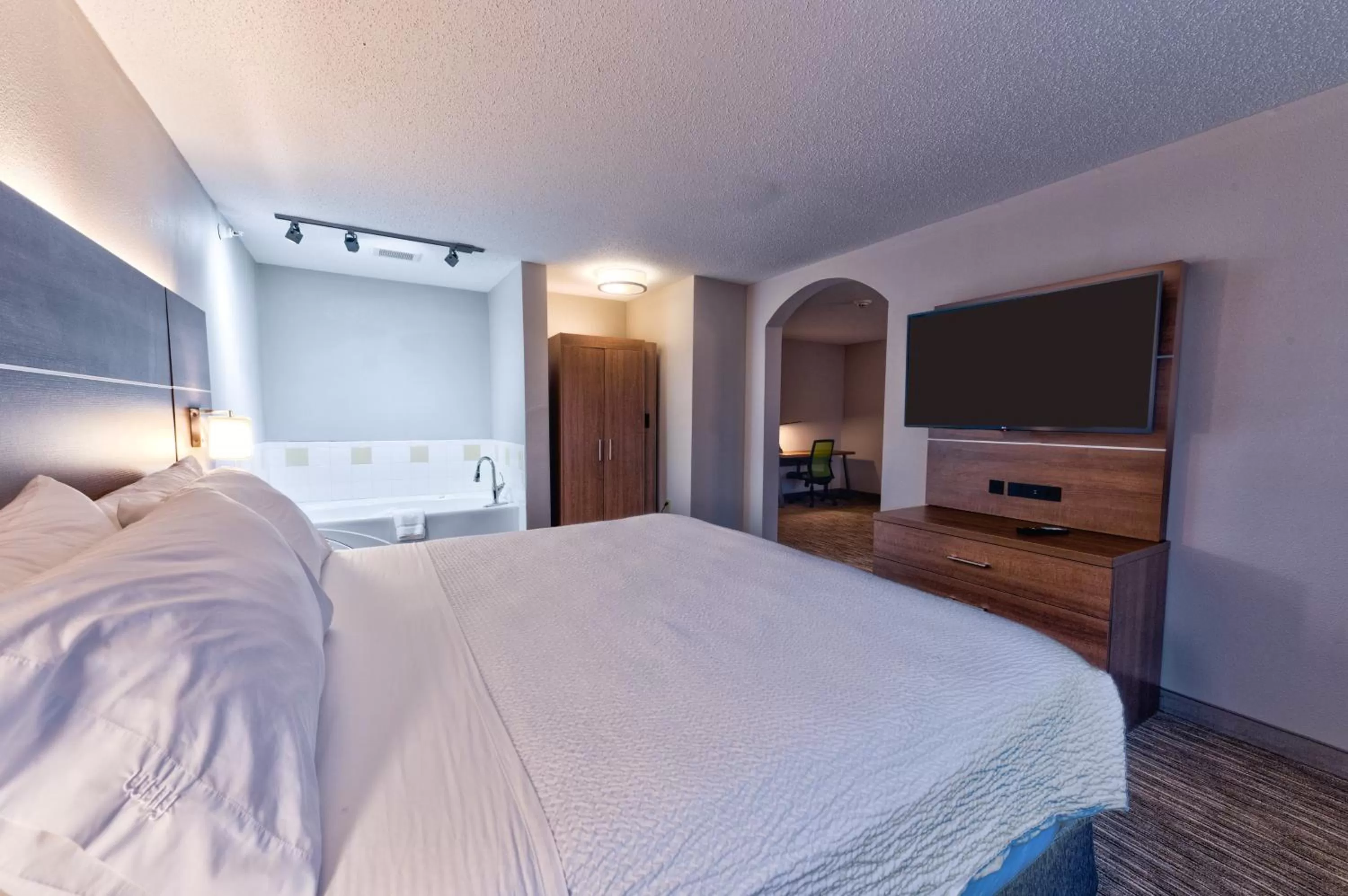 Photo of the whole room, Bed in Holiday Inn Express Hotel & Suites Goshen by IHG