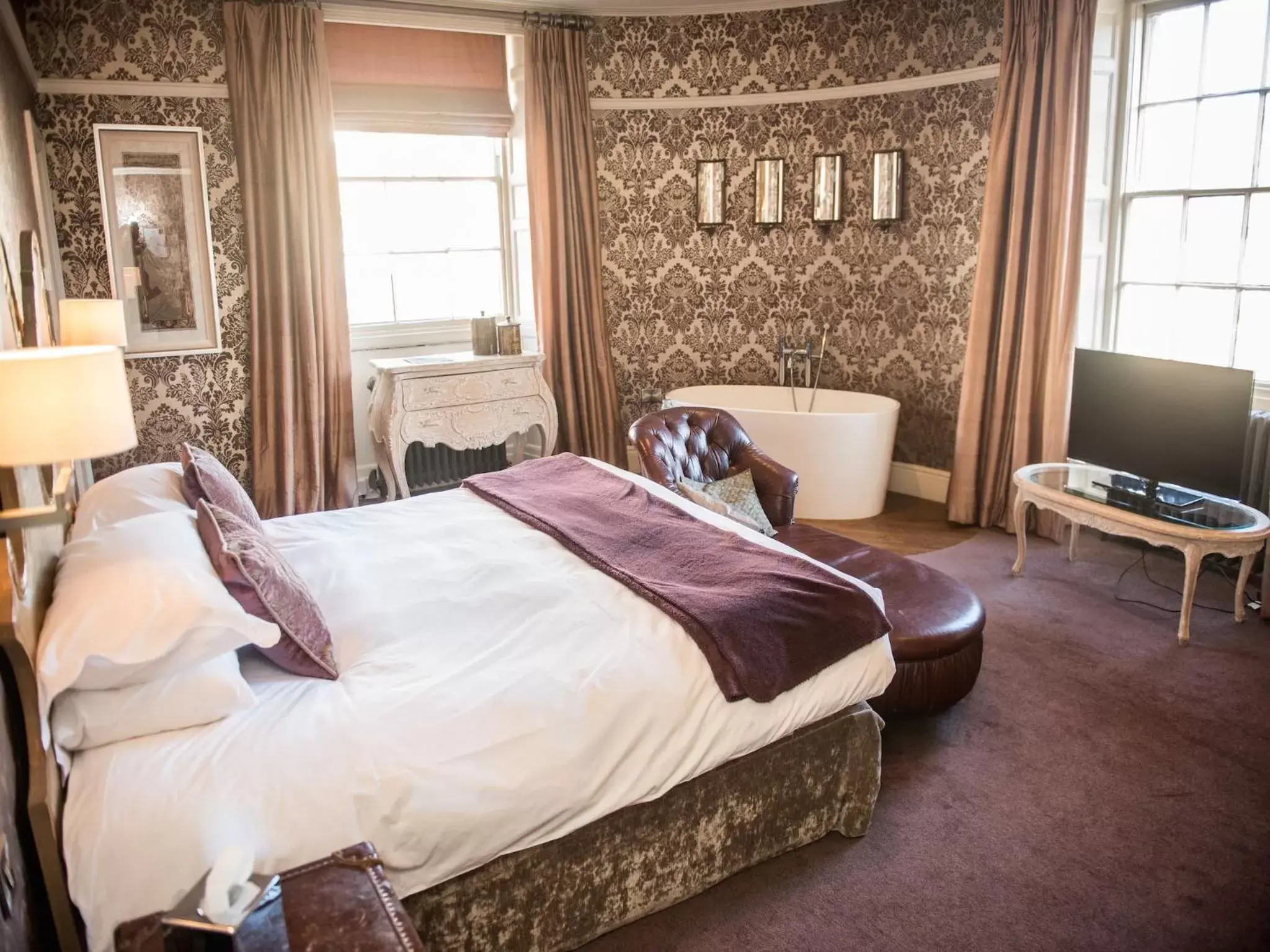 Bathroom, Bed in The Royal Hotel