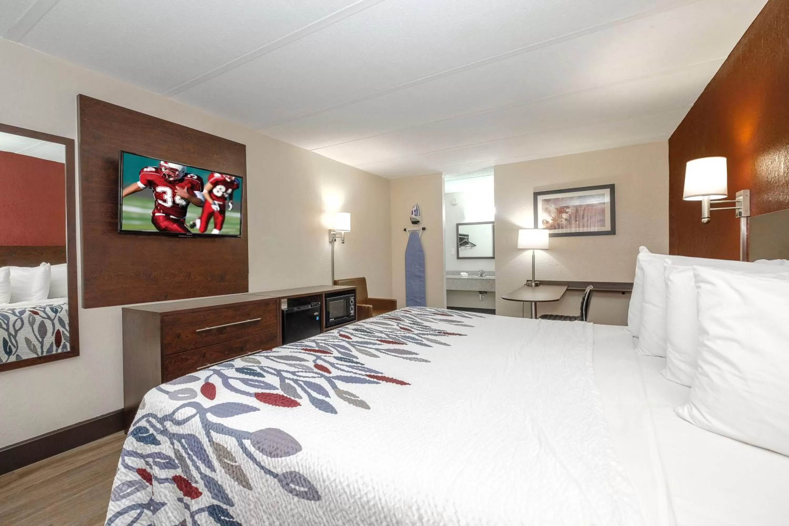 Photo of the whole room, Bed in Red Roof Inn Fredericksburg North