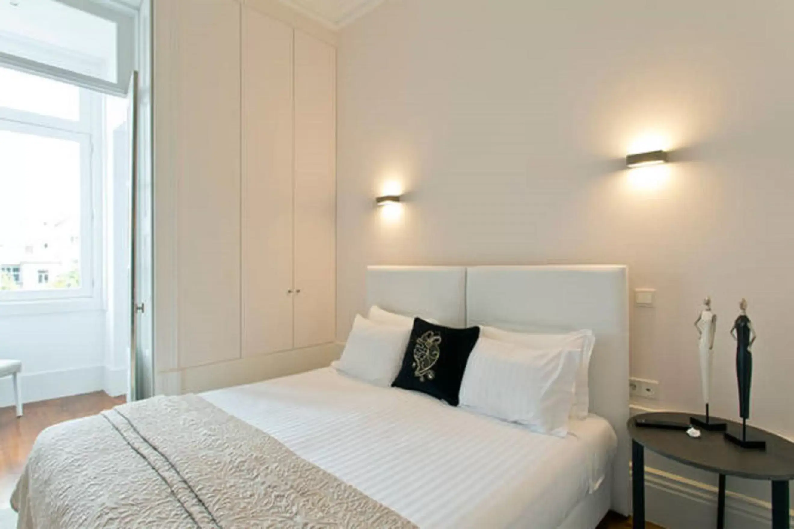 Bed, Room Photo in Oporto Comfort Charming Cedofeita