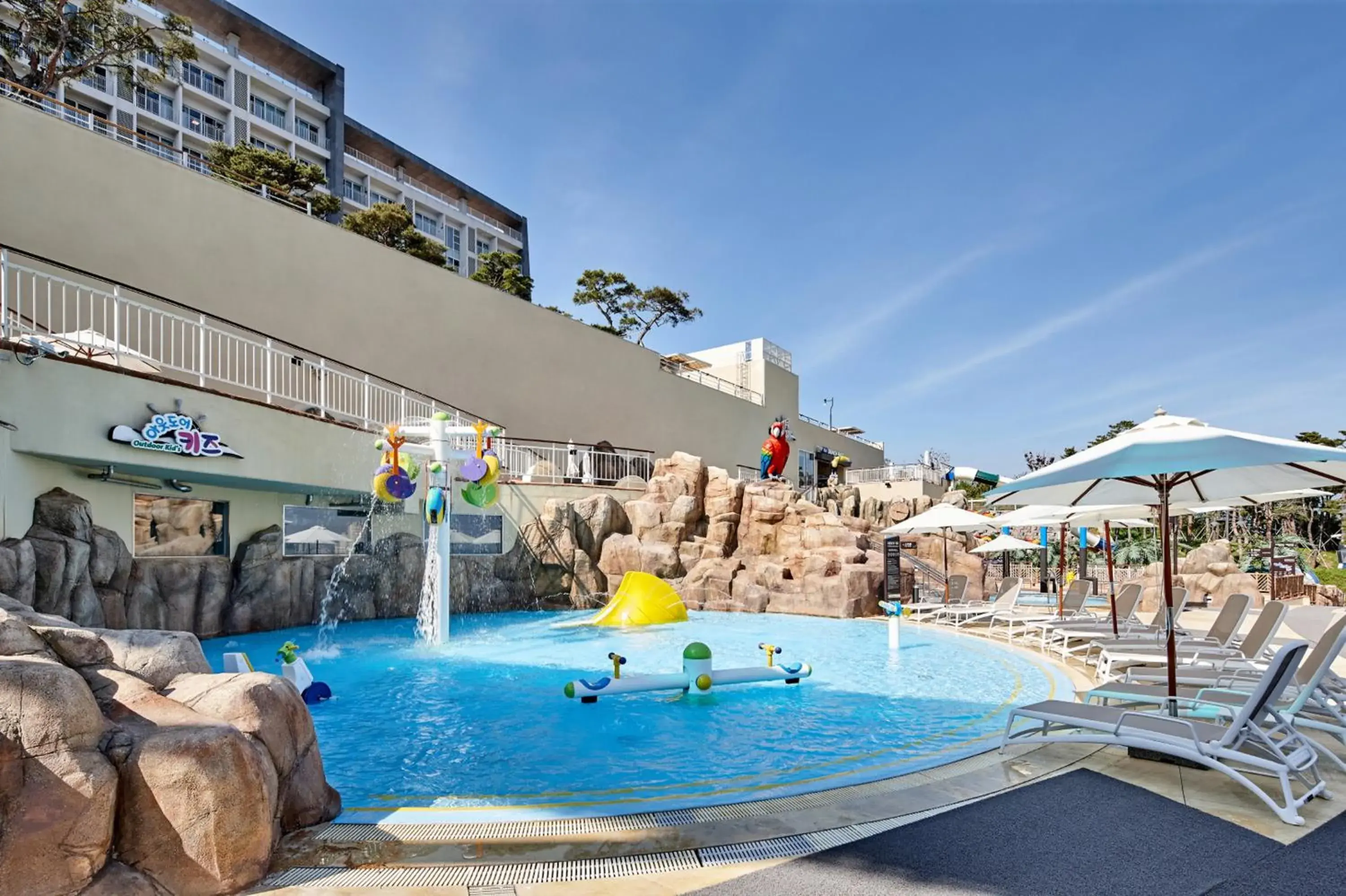 Swimming Pool in Lotte Resort Sokcho