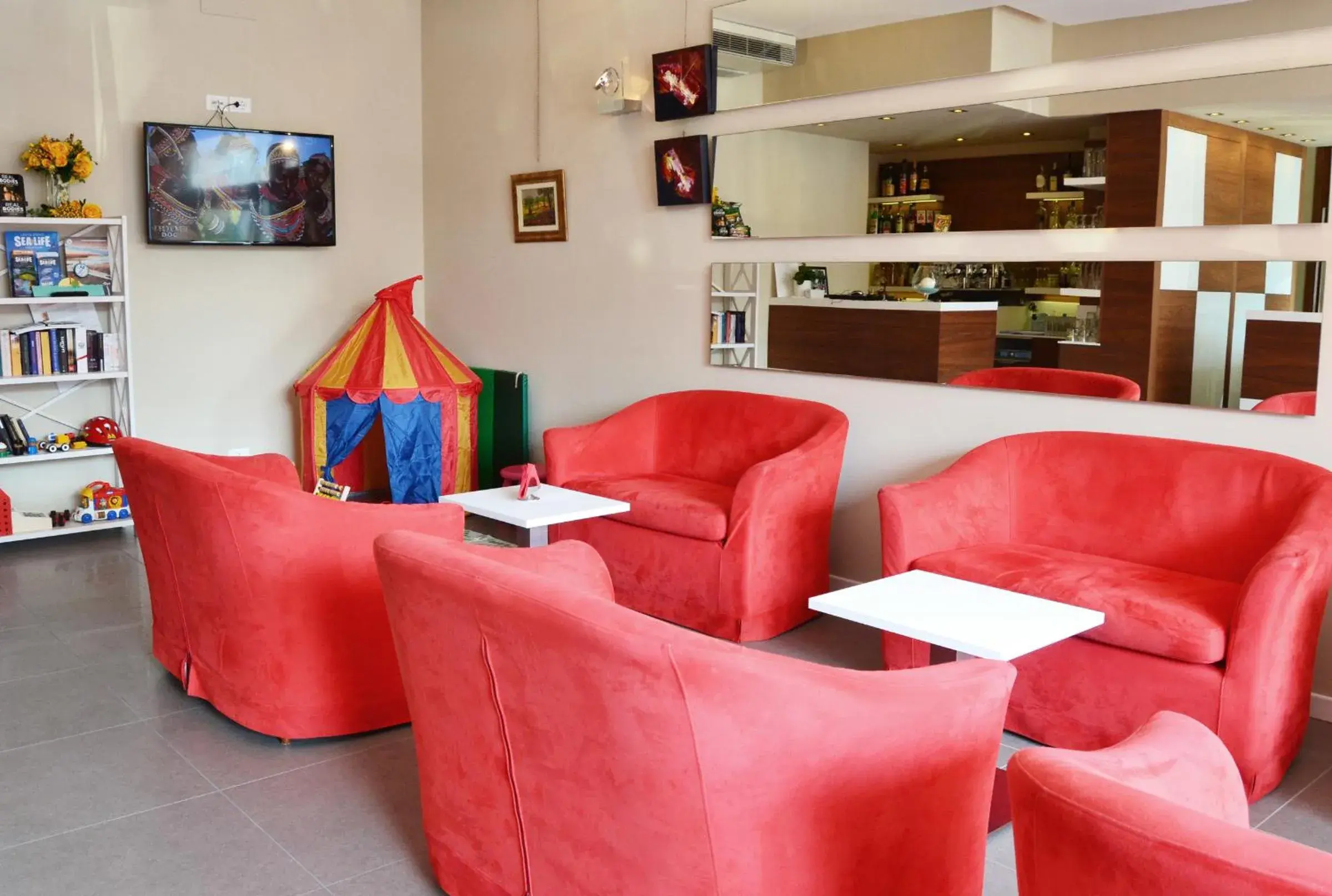 Lobby or reception, Lounge/Bar in Hotel Midi