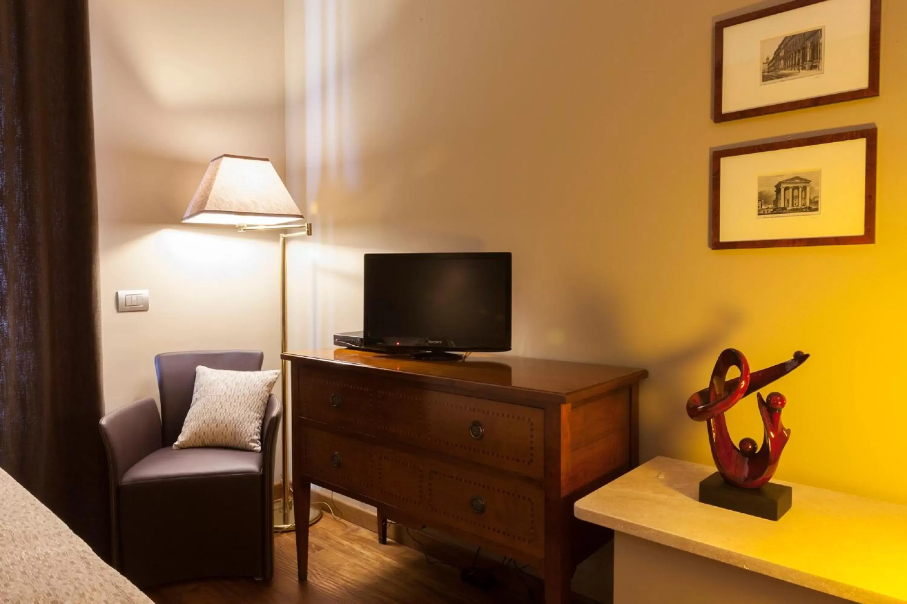 Bedroom, TV/Entertainment Center in Bronzino House