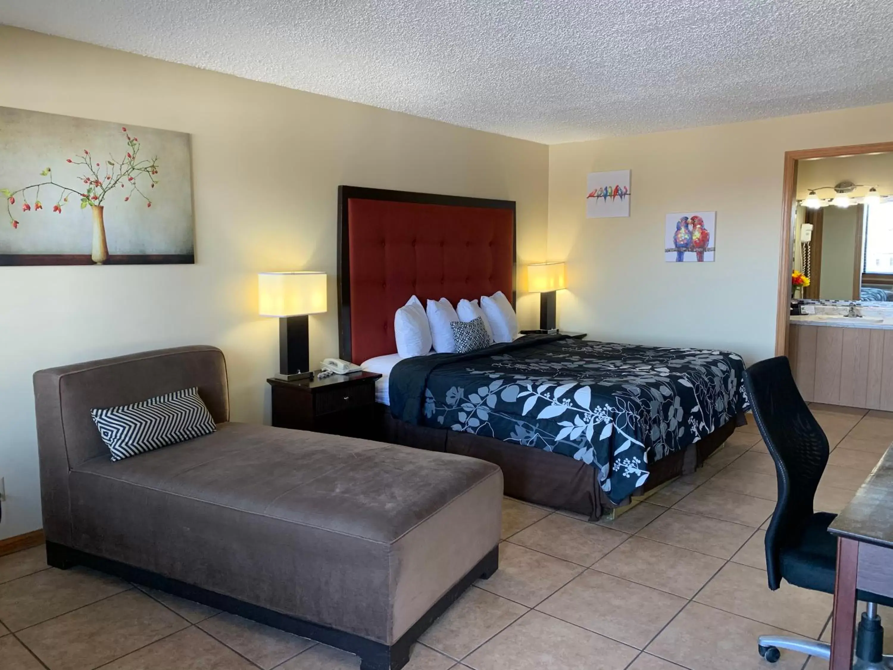 Photo of the whole room, Bed in Geneva Wells Motel