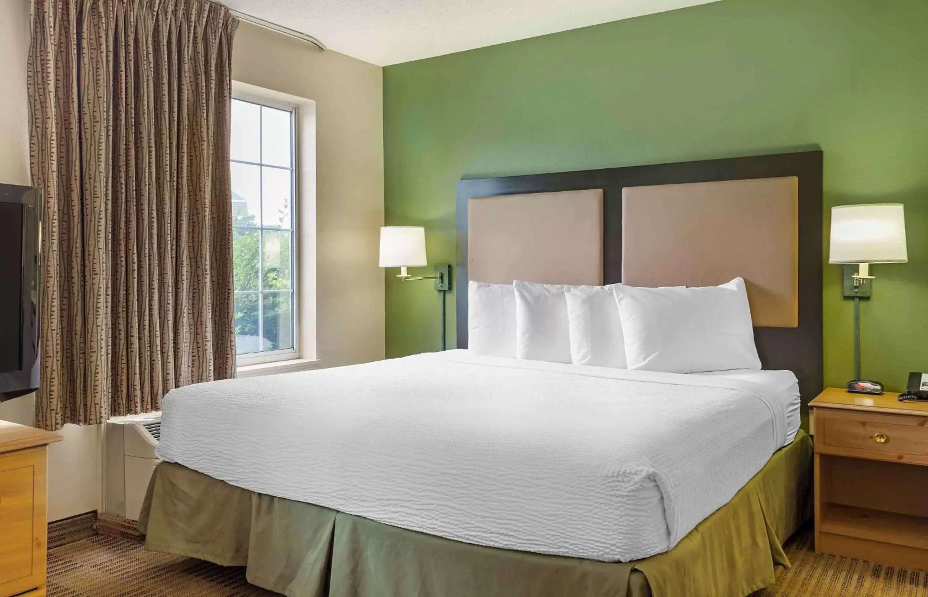 Bedroom, Bed in Extended Stay America Suites - Boston - Marlborough