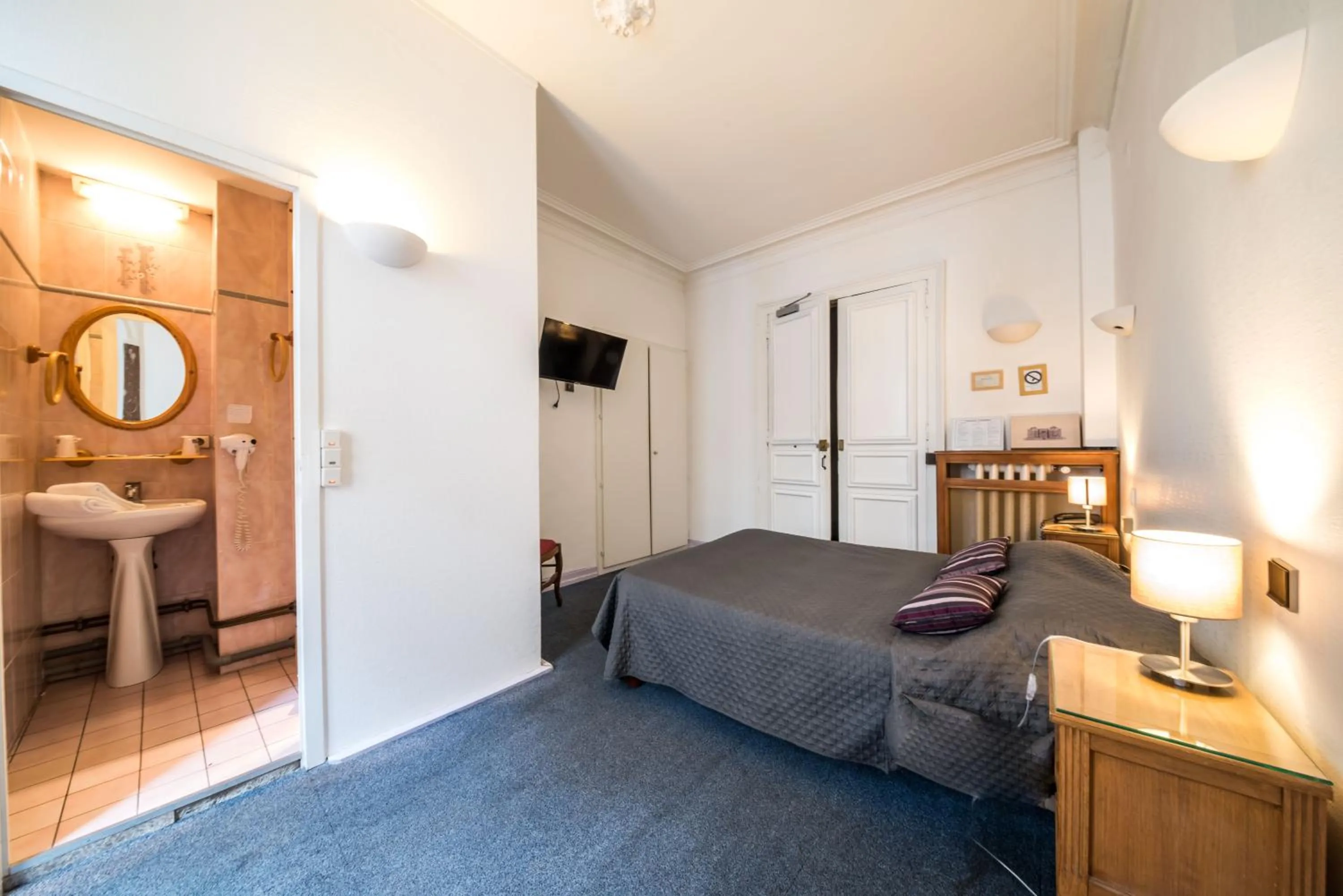 Bedroom in Hôtel du Centre
