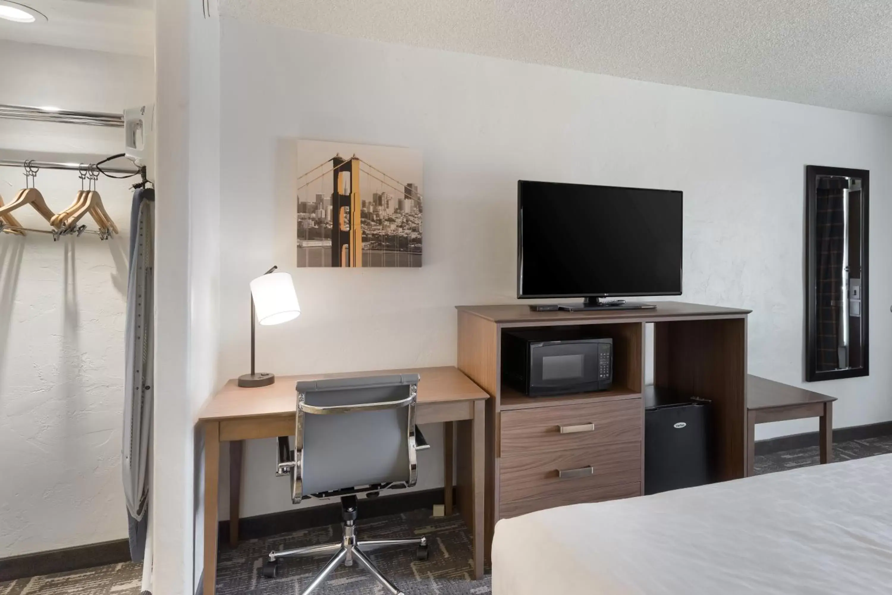 TV and multimedia, TV/Entertainment Center in Clarion Hotel Concord Walnut Creek