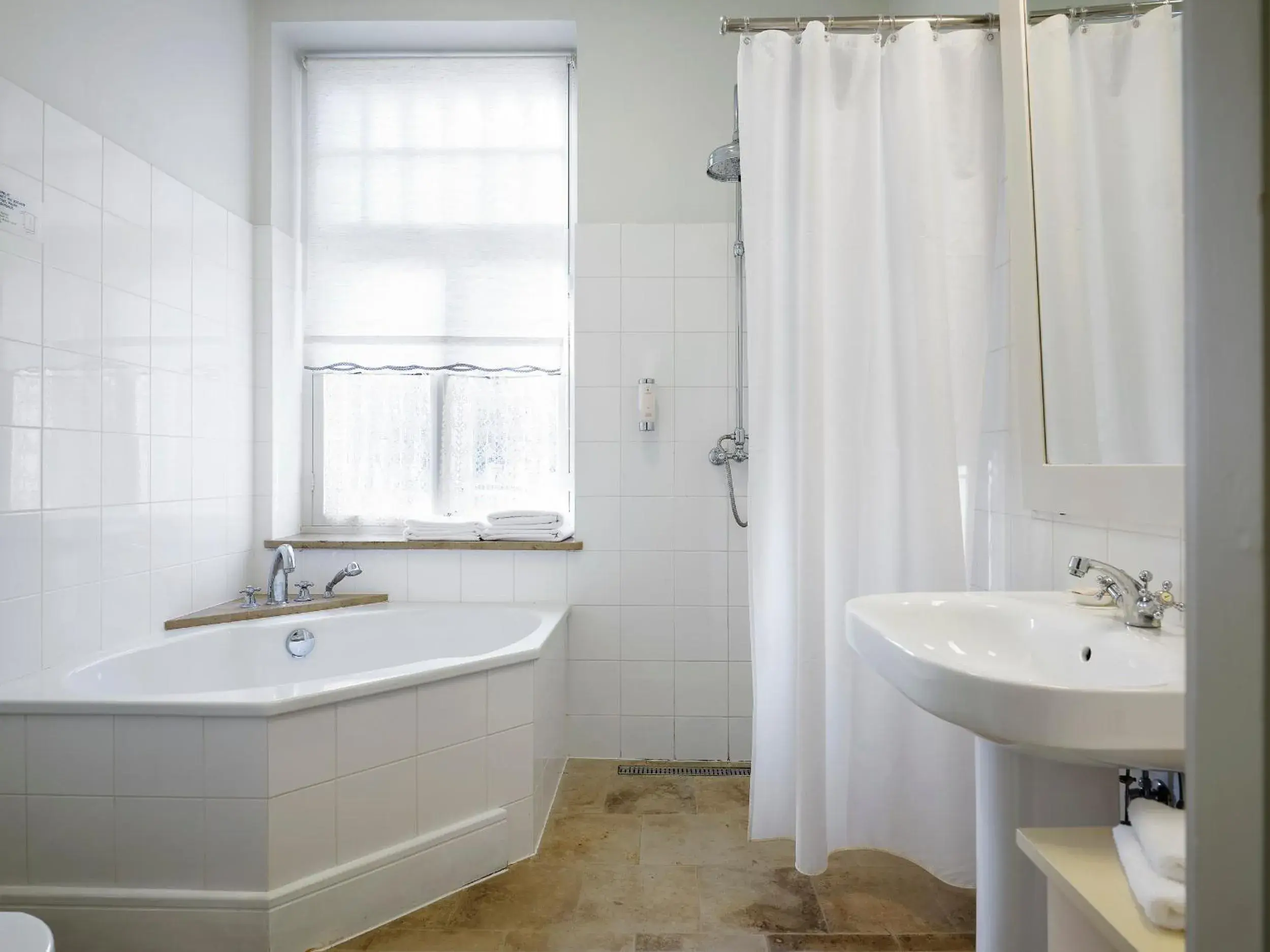 Shower, Bathroom in Villa Ammende Restaurant and Hotel