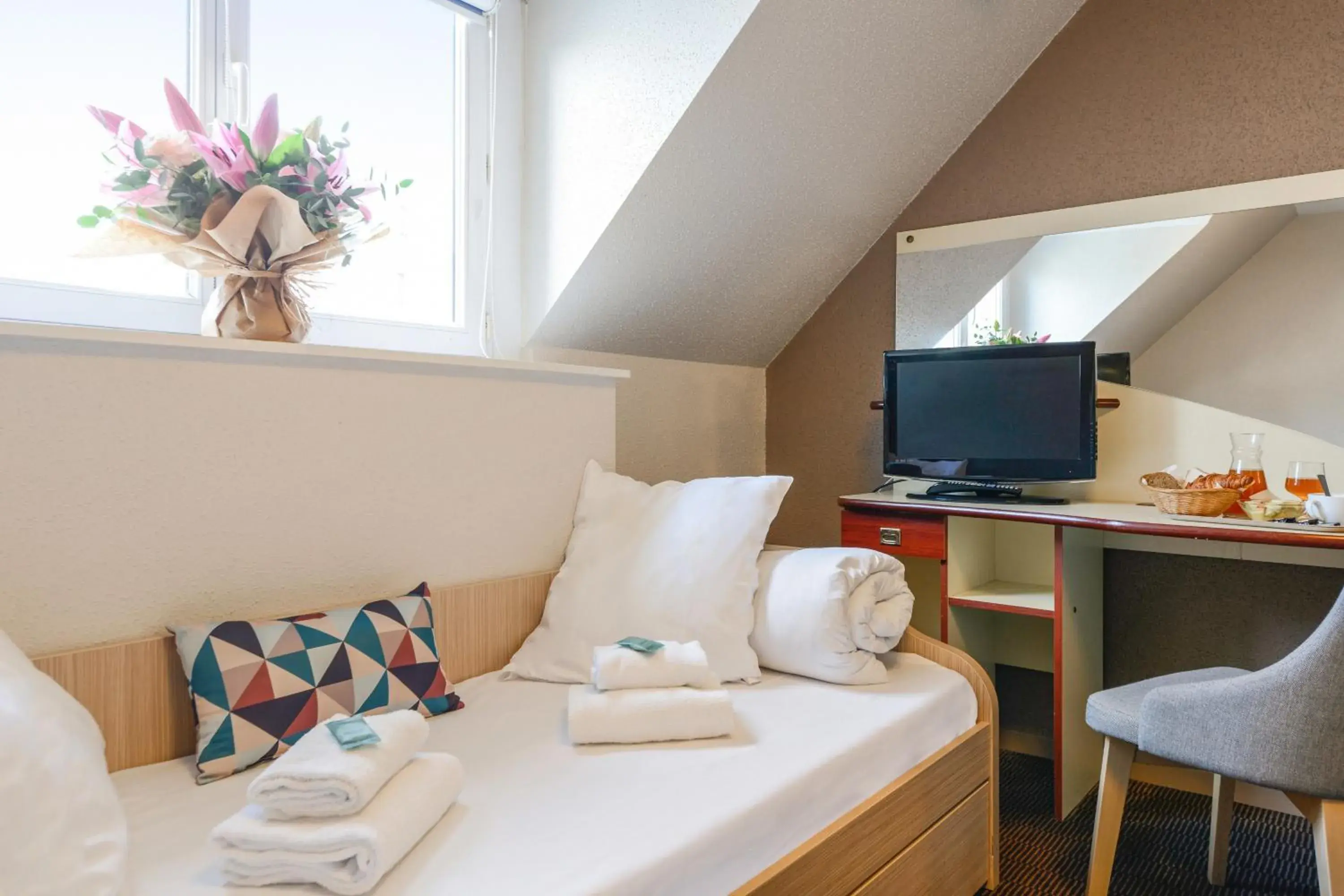 TV and multimedia, Bed in Appart'City Nantes Viarme