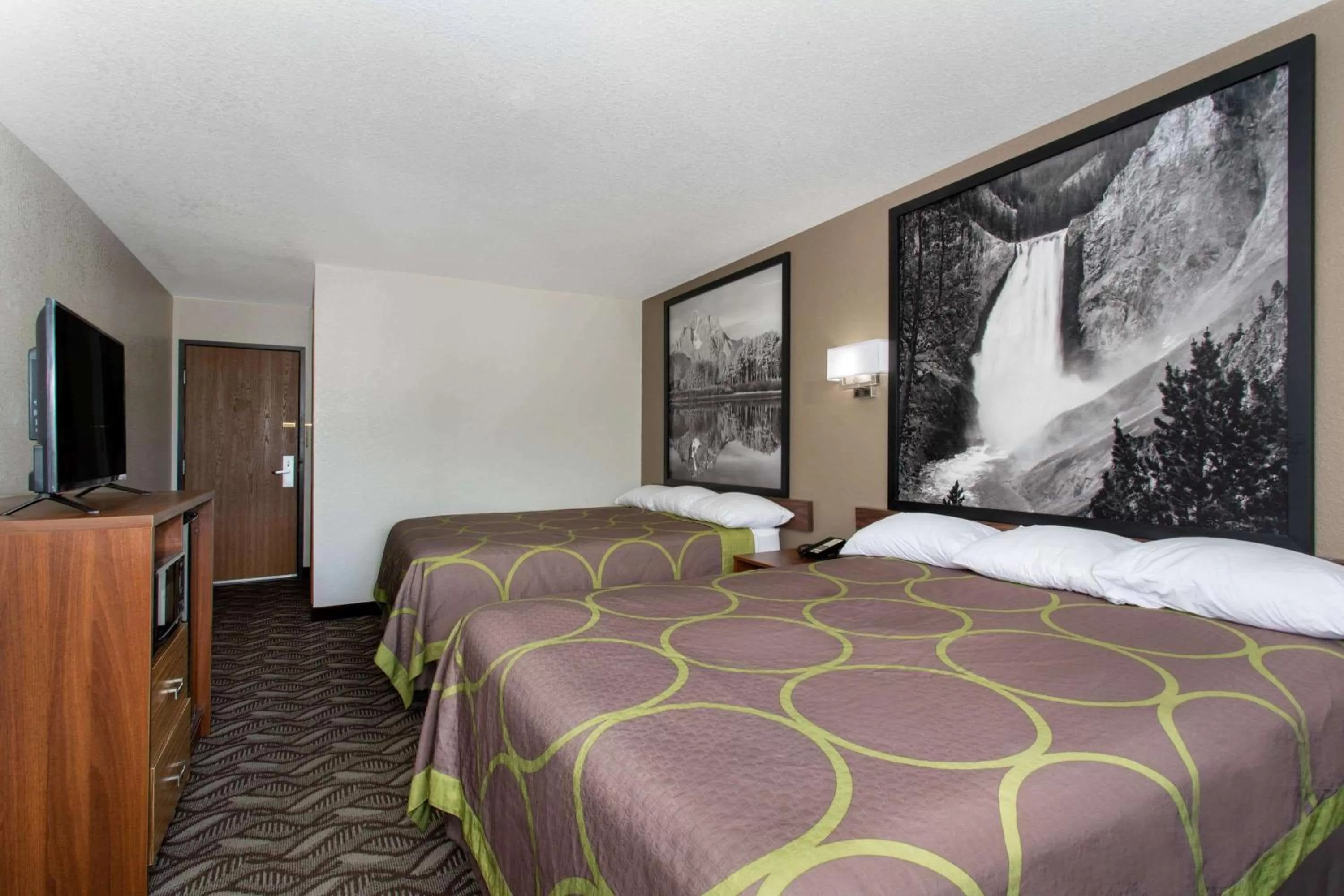 Photo of the whole room, Bed in Super 8 by Wyndham Dubois