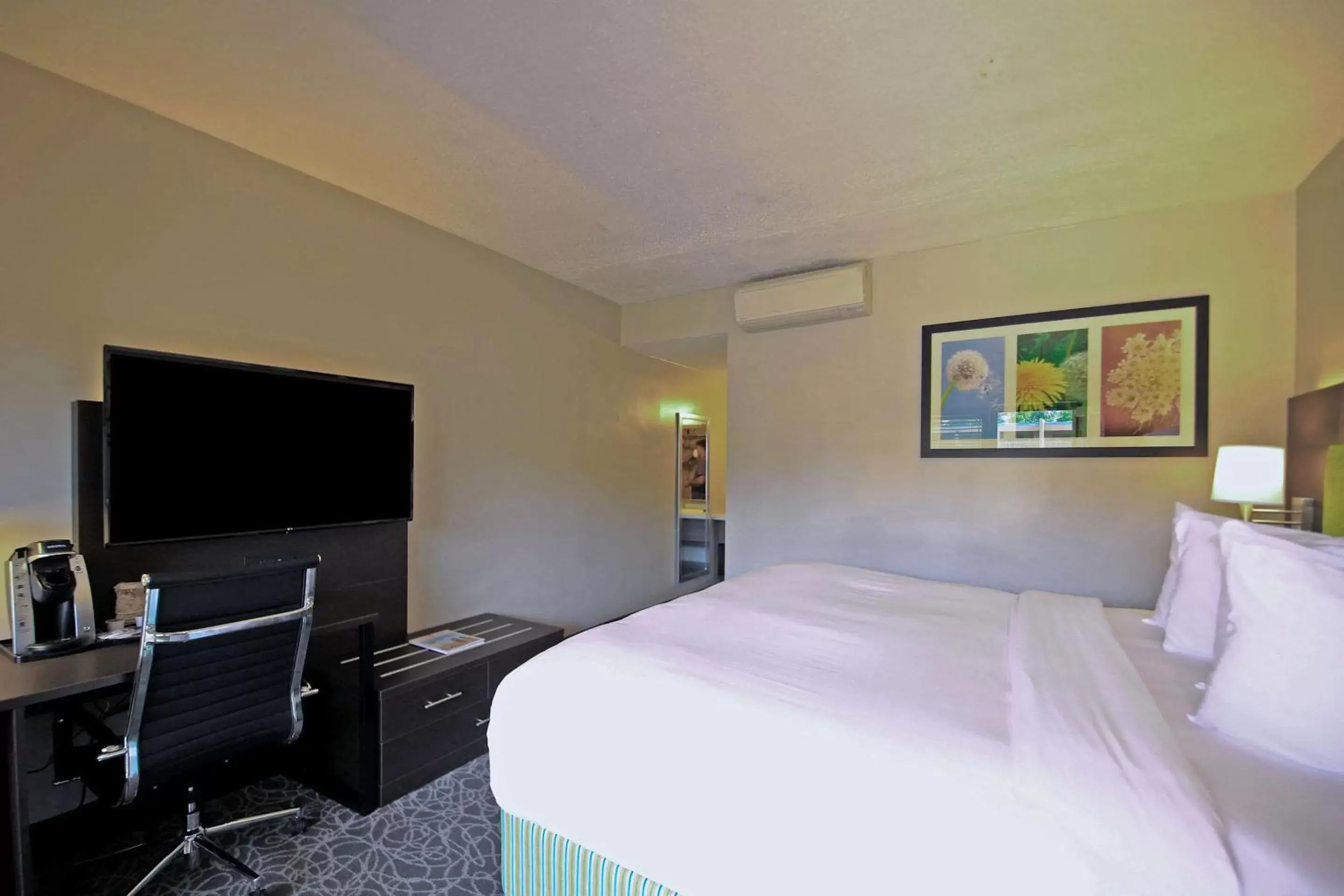 Photo of the whole room, Bed in El Sendero Inn, Ascend Hotel Collection