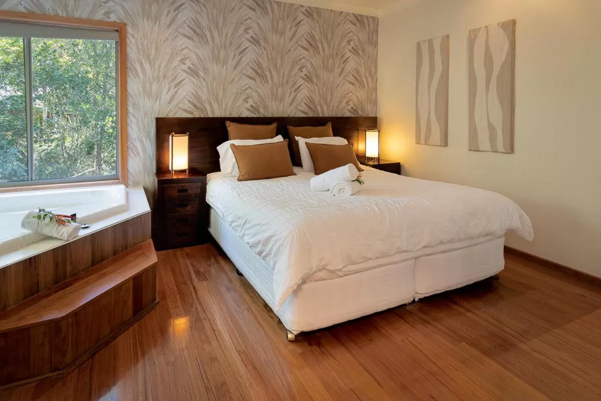 Bed in Lake Weyba Cottages Noosa