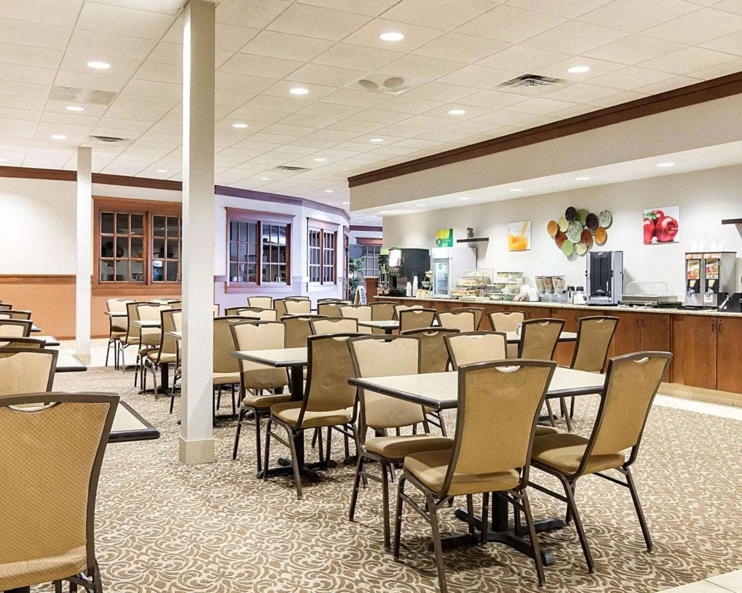 Restaurant/Places to Eat in Quality Inn & Suites Conference Center and Water Park