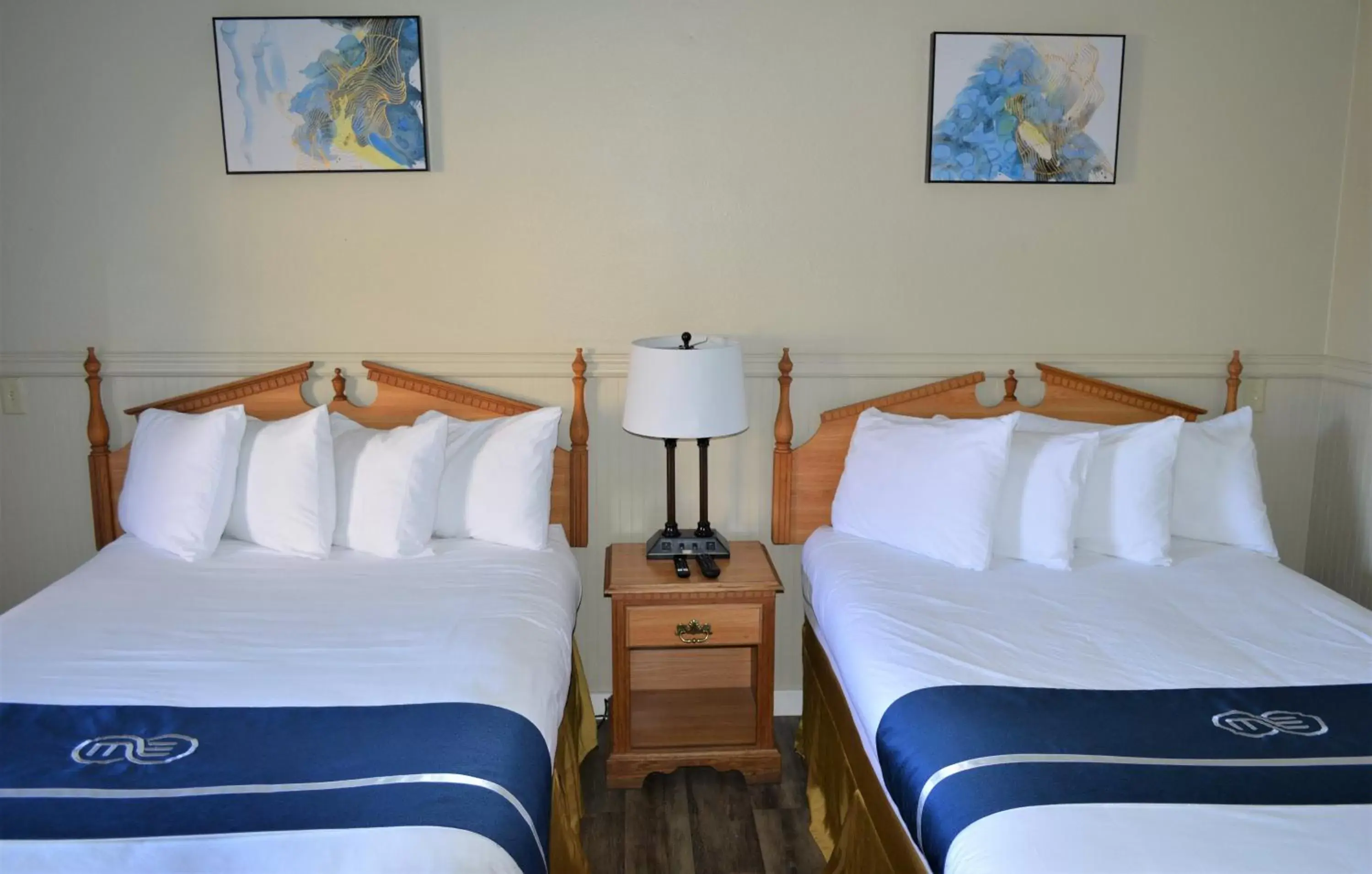 Bed in Omeo Suites Glass Beach