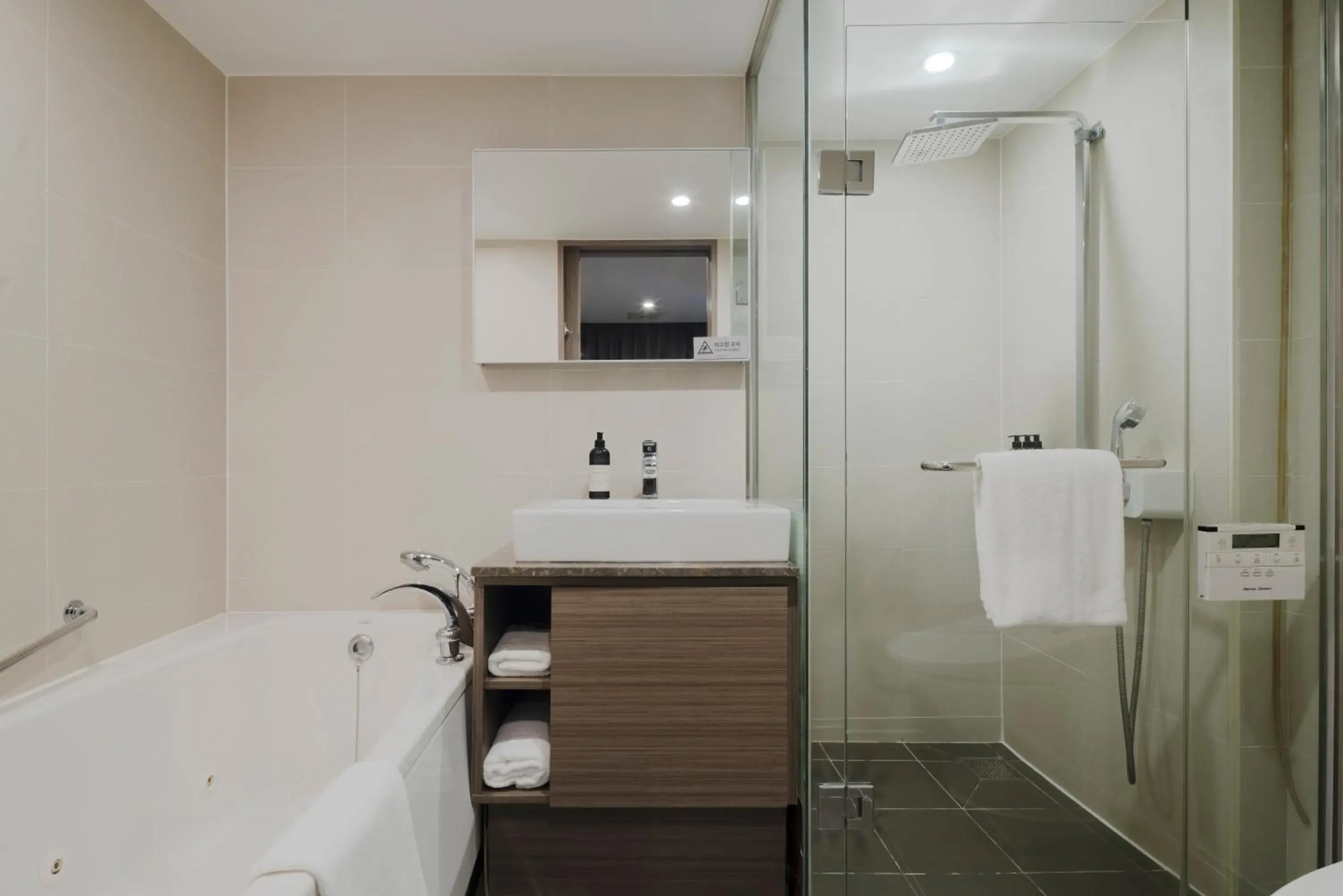 Photo of the whole room, Bathroom in Centermark Hotel Seoul