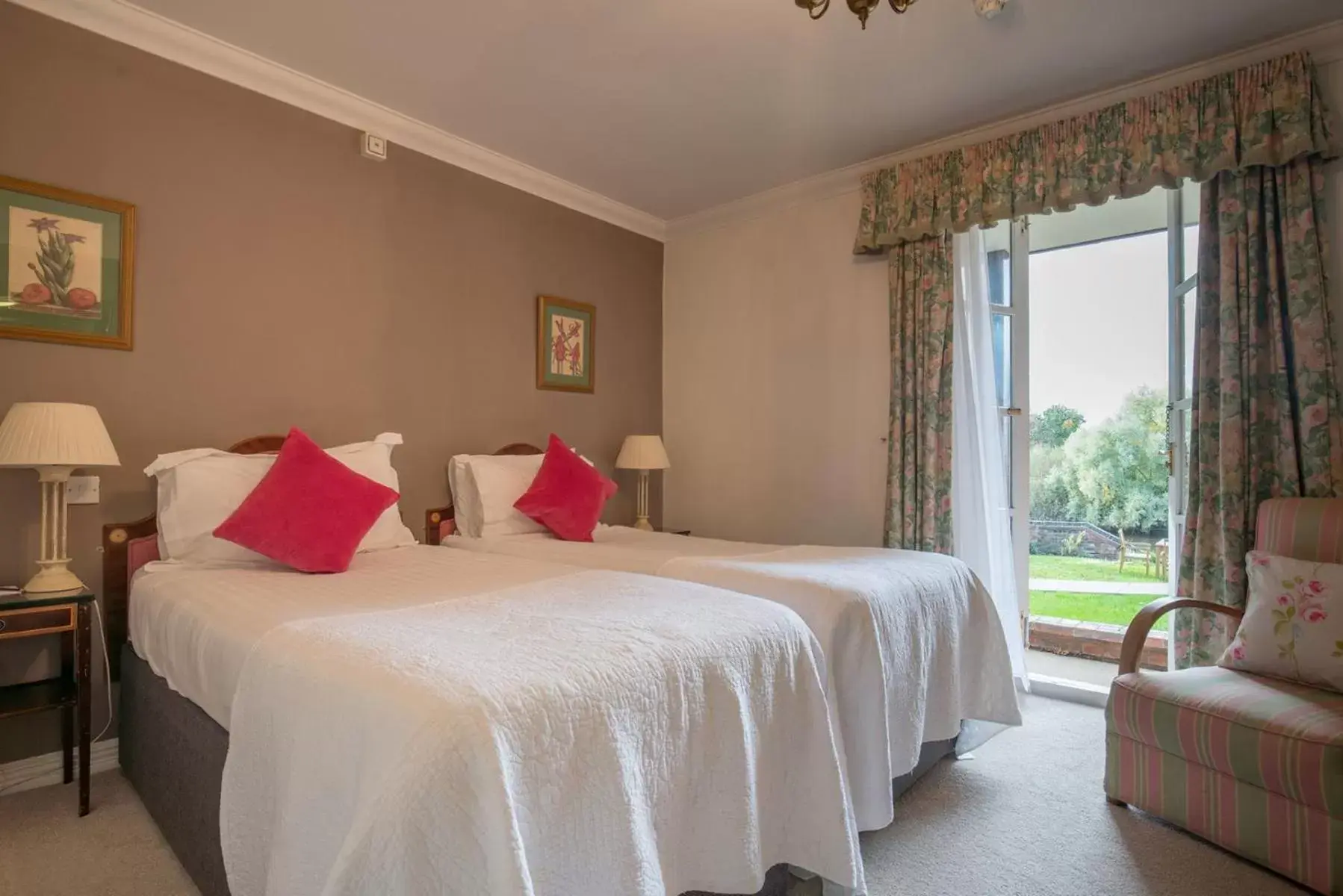River view, Bed in Diglis House Hotel