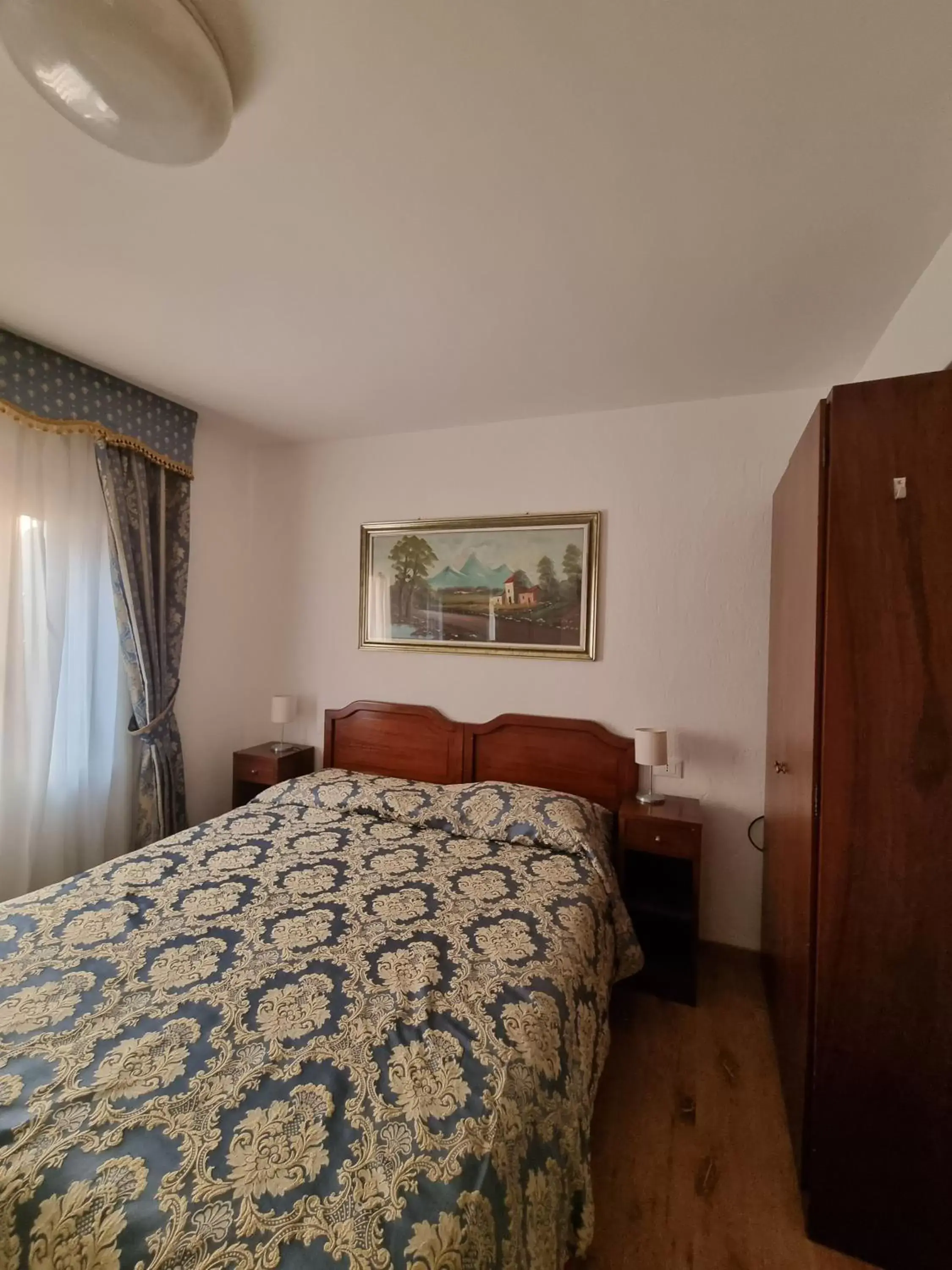 Bed in Albergo Casa Peron