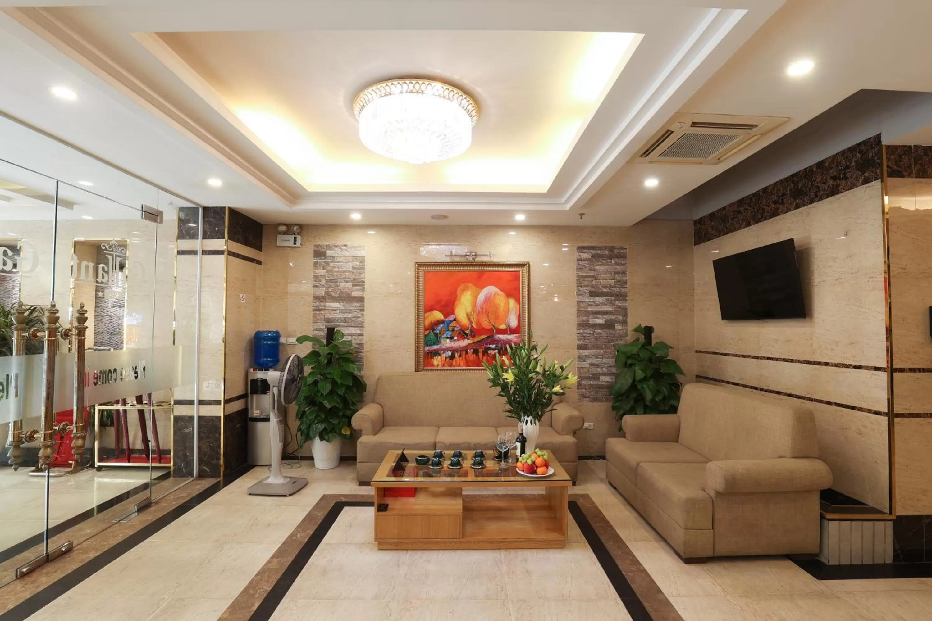 Communal lounge/ TV room in Gallant Hotel