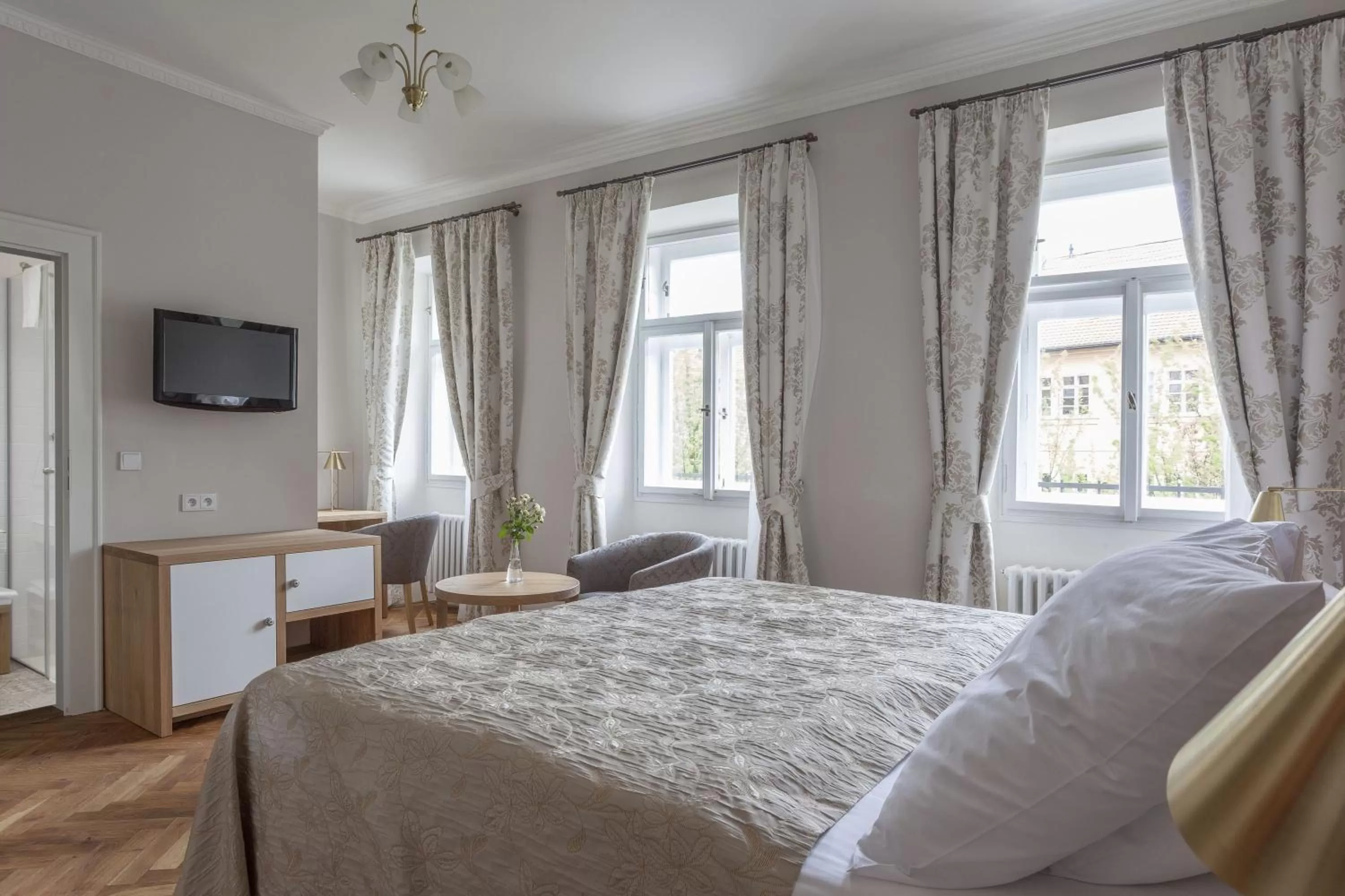 Bedroom, Bed in Hotel At the Golden Scissors